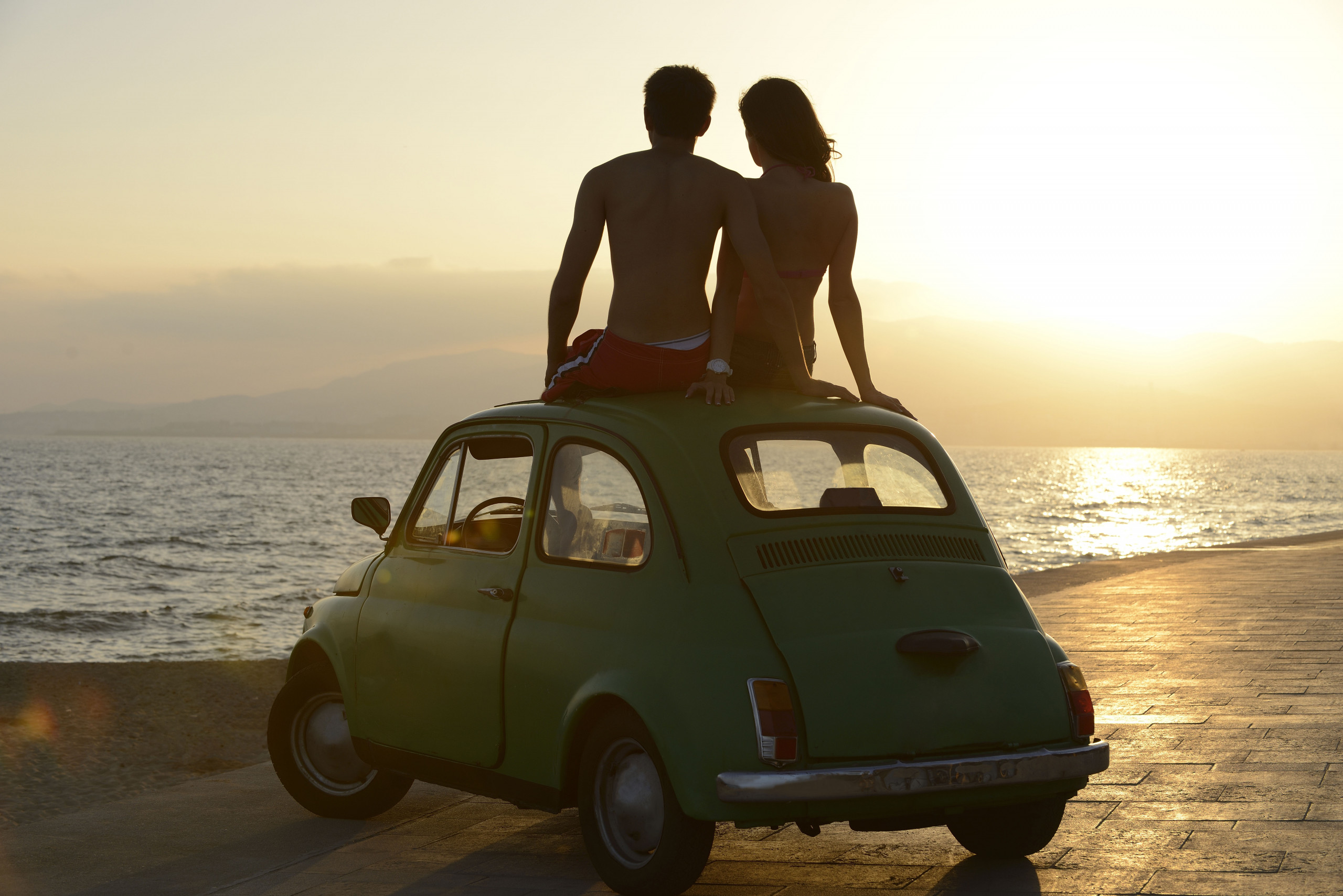 Пикап вдвоем. Путешествие на машине. Машина у моря. Пара на фоне машины. Романтика в автомобилях.