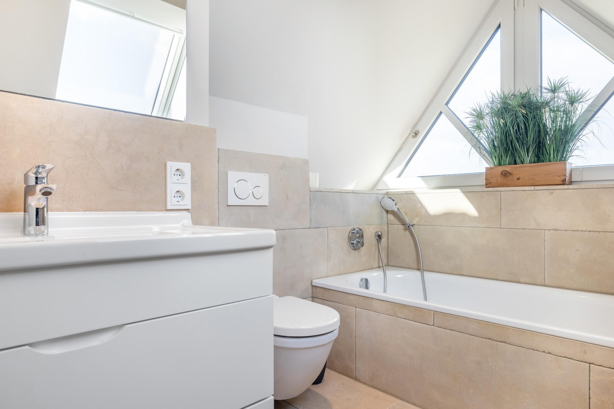 Badewanne und Toilette in Ferienwohnung auf Sylt