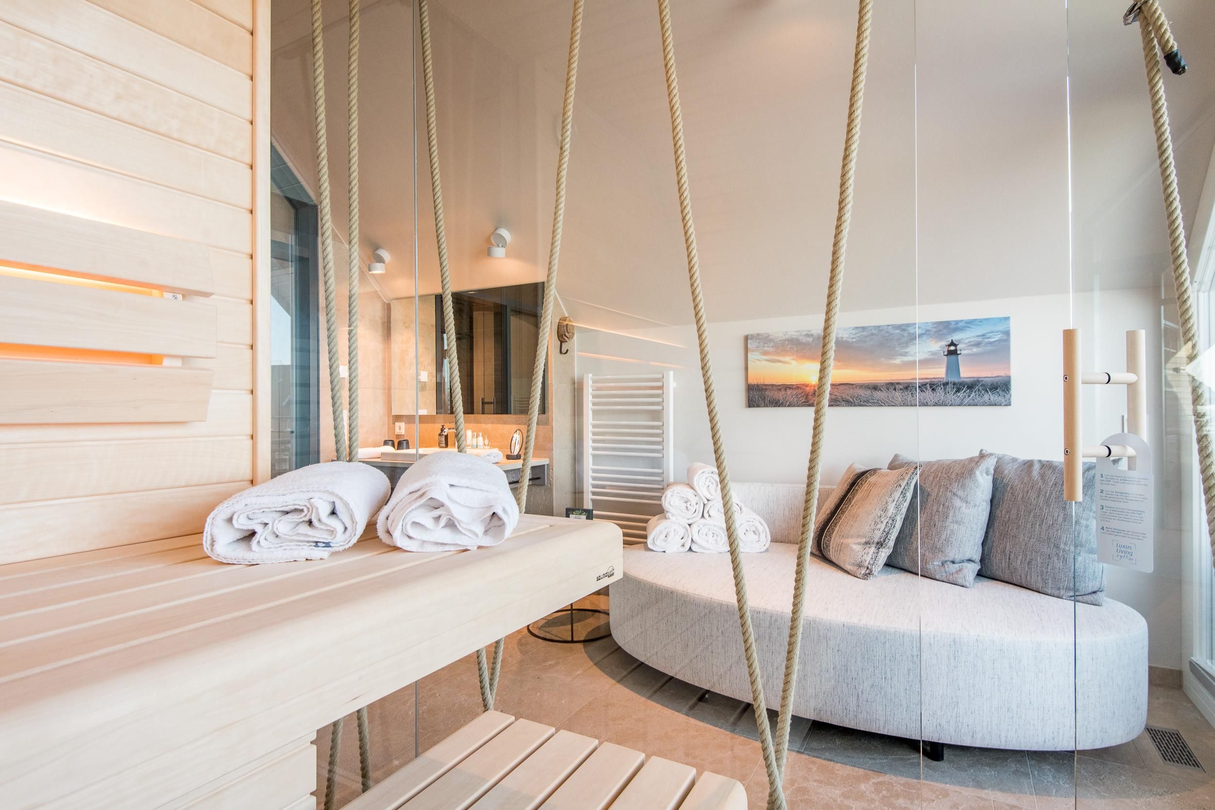 Sauna und Sofa in Ferienwohnung auf Sylt