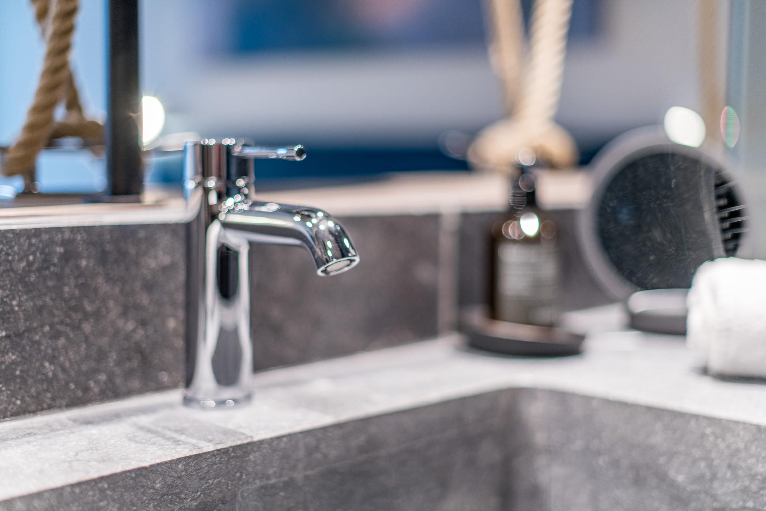 Wasserhahn und Waschbecken in Badezimmer in Ferienwohnung auf Sylt