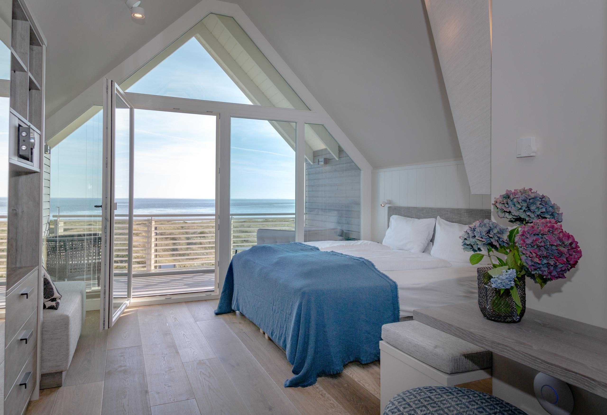 Doppelbett und Ausblick in Ferienwohnung auf Sylt