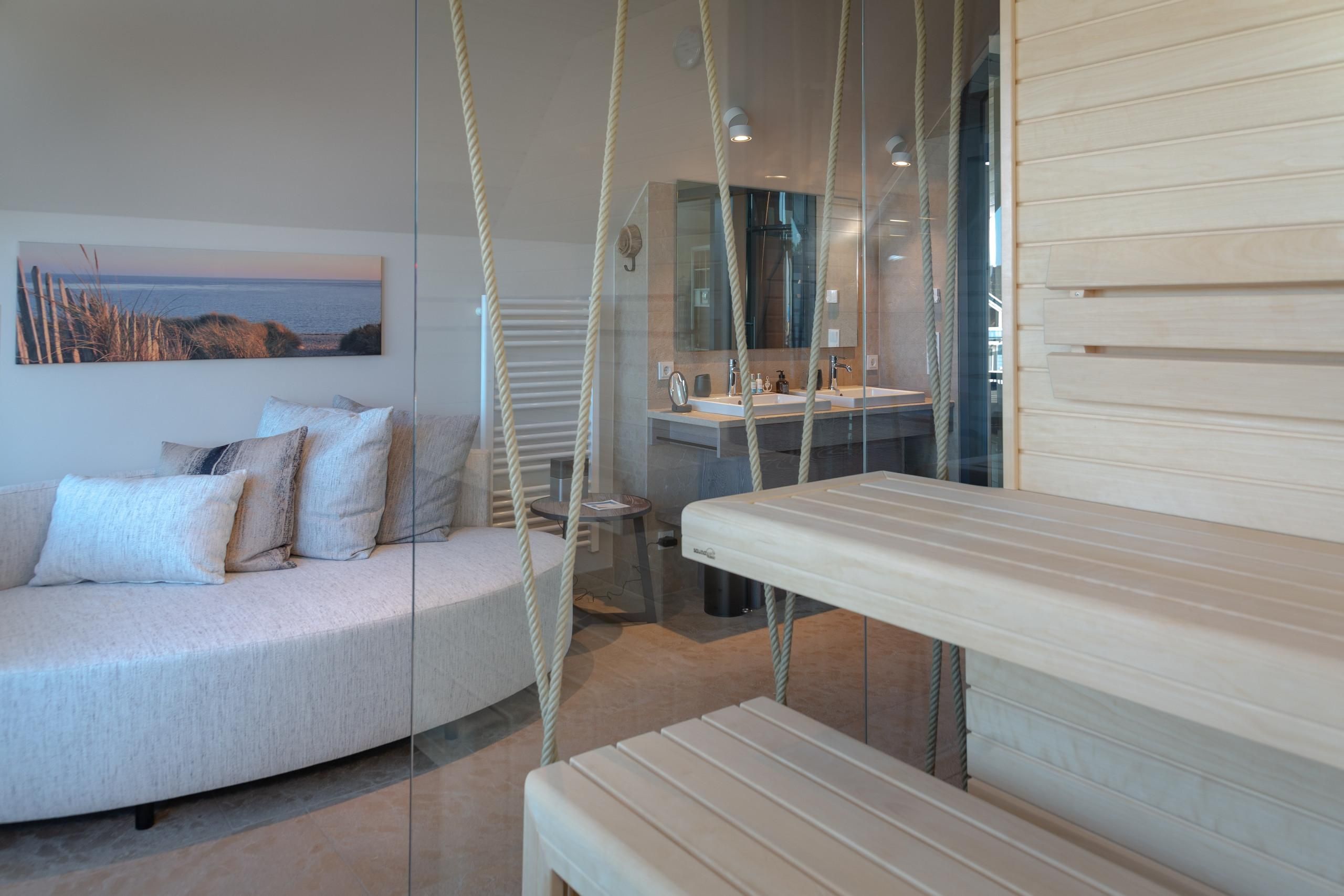 Sauna und Sofa in Ferienwohnung auf Sylt