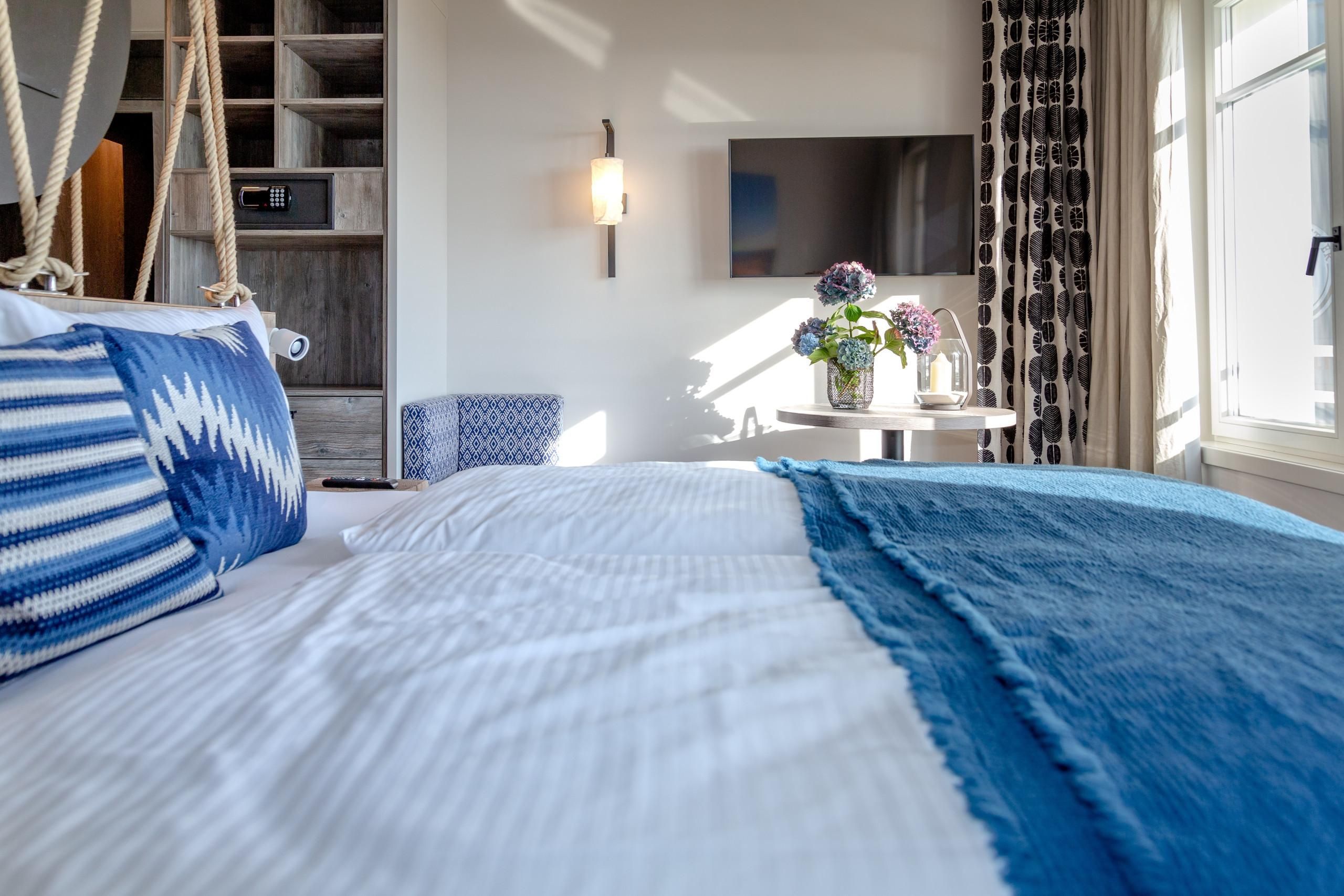 Doppelbett und Fernseher in Ferienwohnung auf Sylt