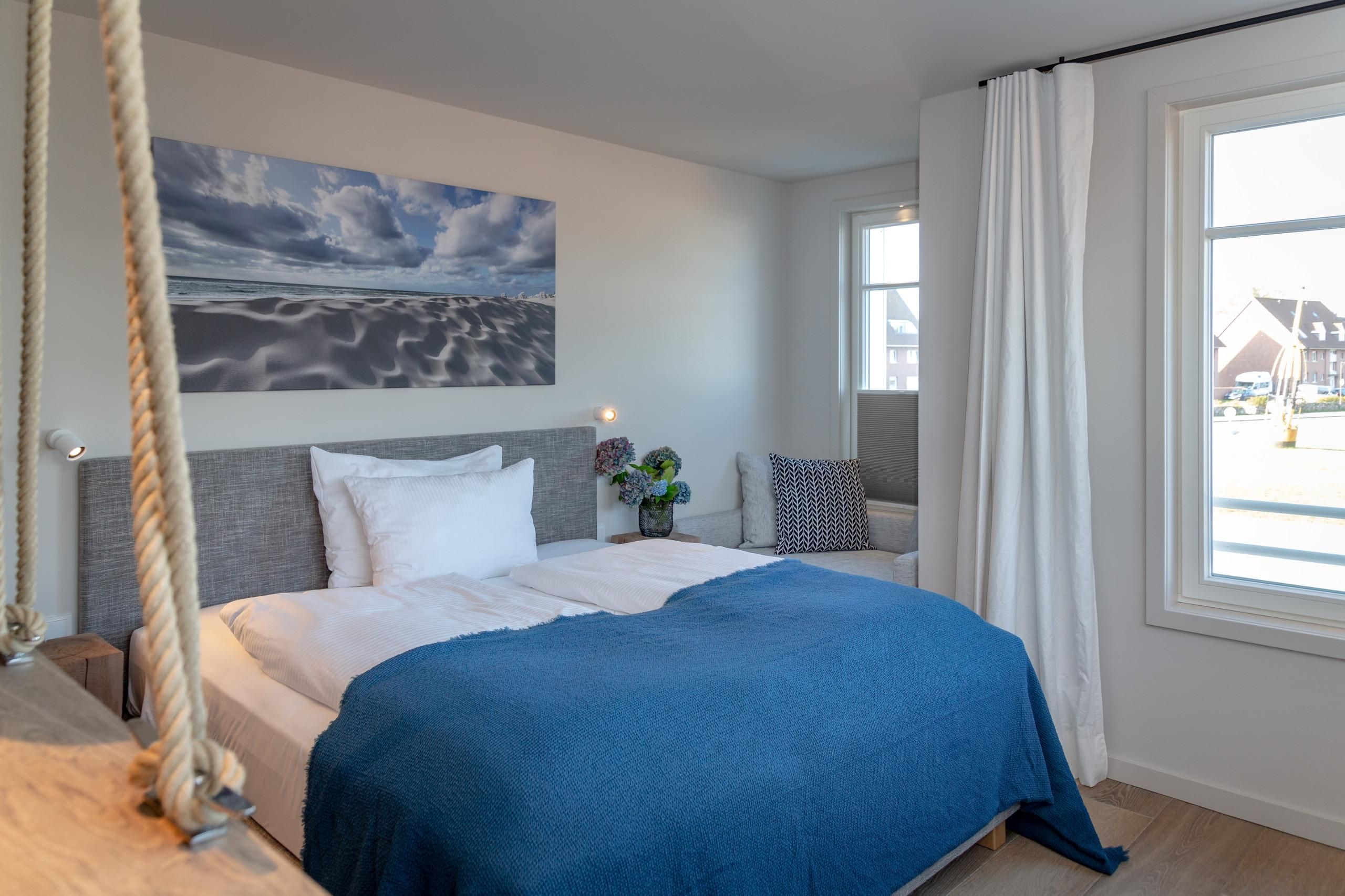 Doppelbett in Schlafzimmer in Ferienwohnung auf Sylt