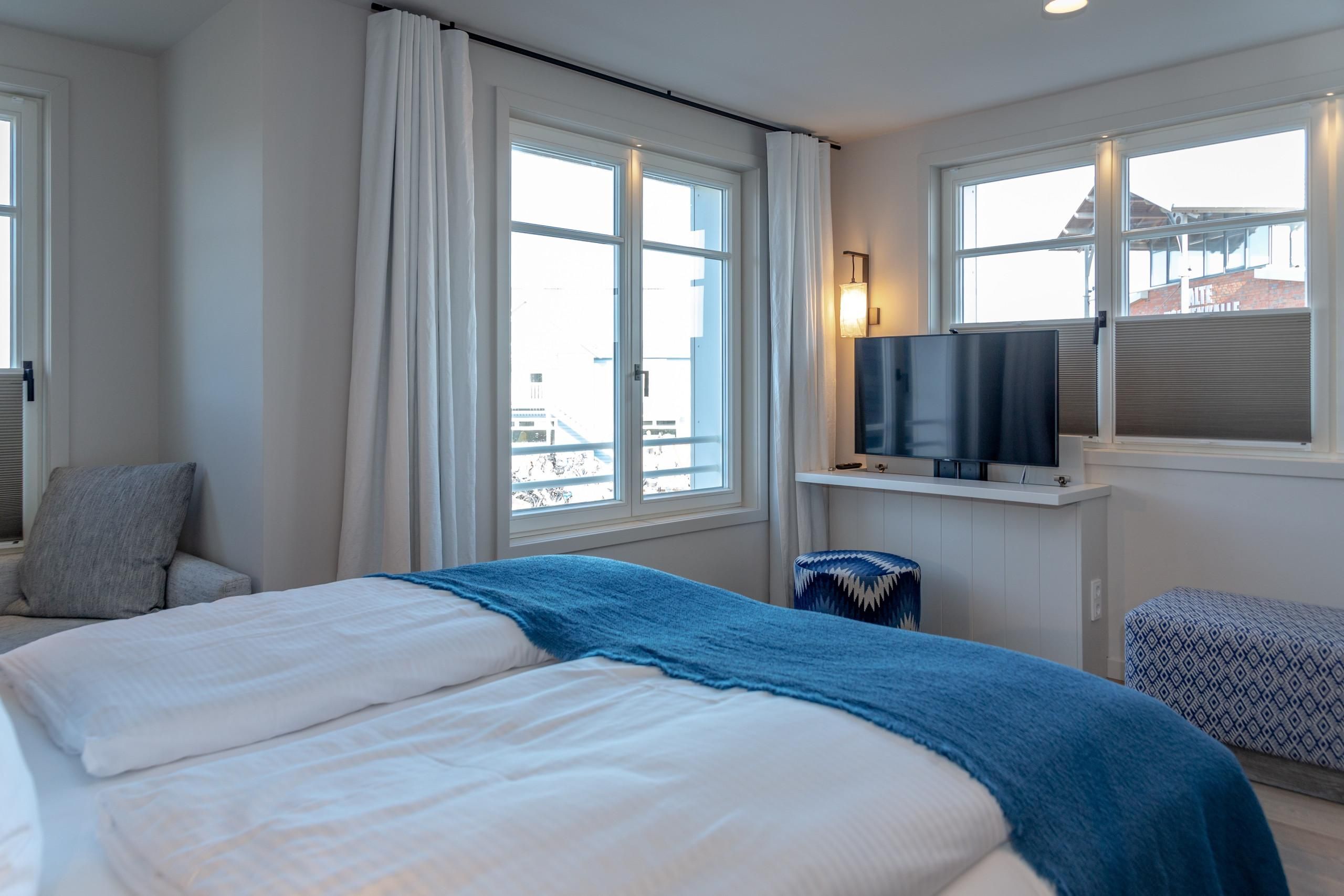 Doppelbett und Fernseher in Ferienwohnung auf Sylt