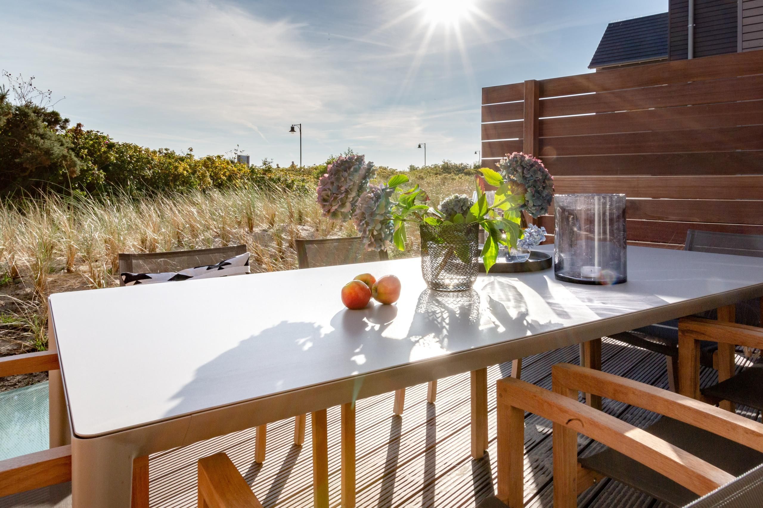 Terrasse mit Gartenmöbel in Ferienwohnung auf Sylt