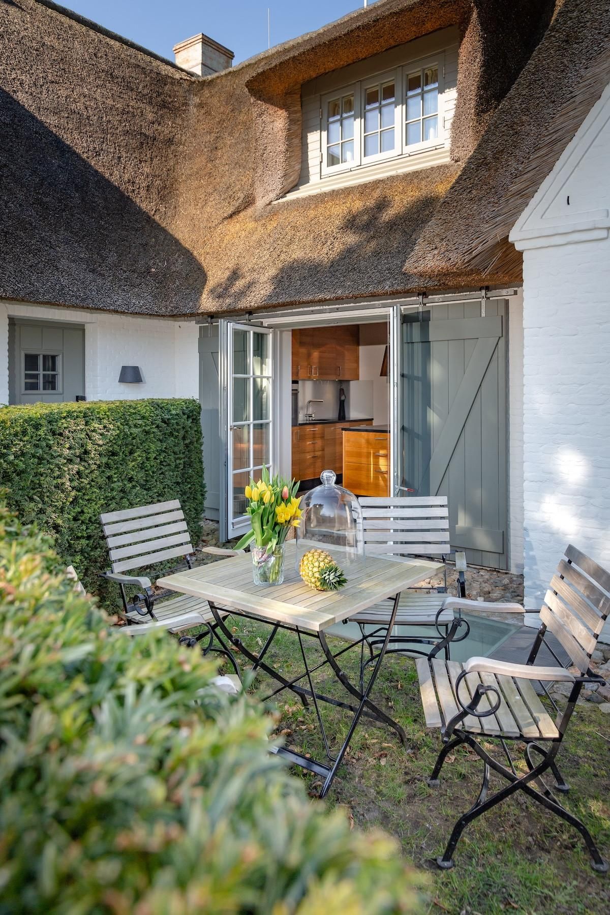 Terrasse mit Tisch und Stühle in Ferienwohnung auf Sylt