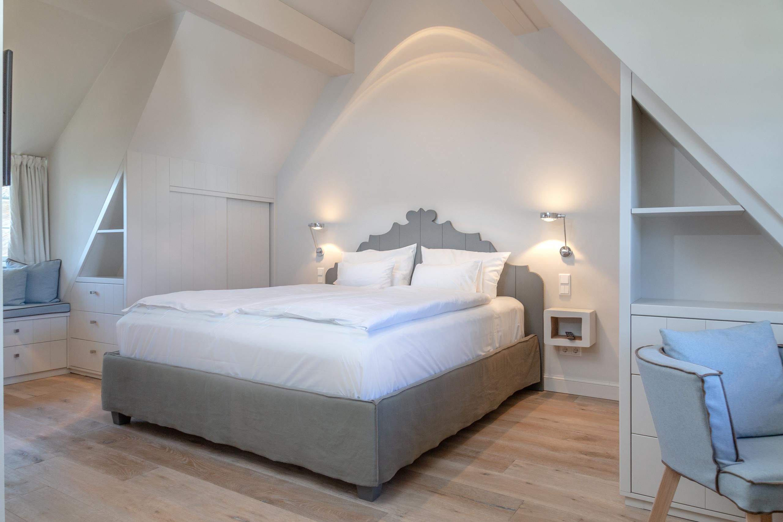 Doppelbett im Schlafzimmer in Ferienwohnung auf Sylt