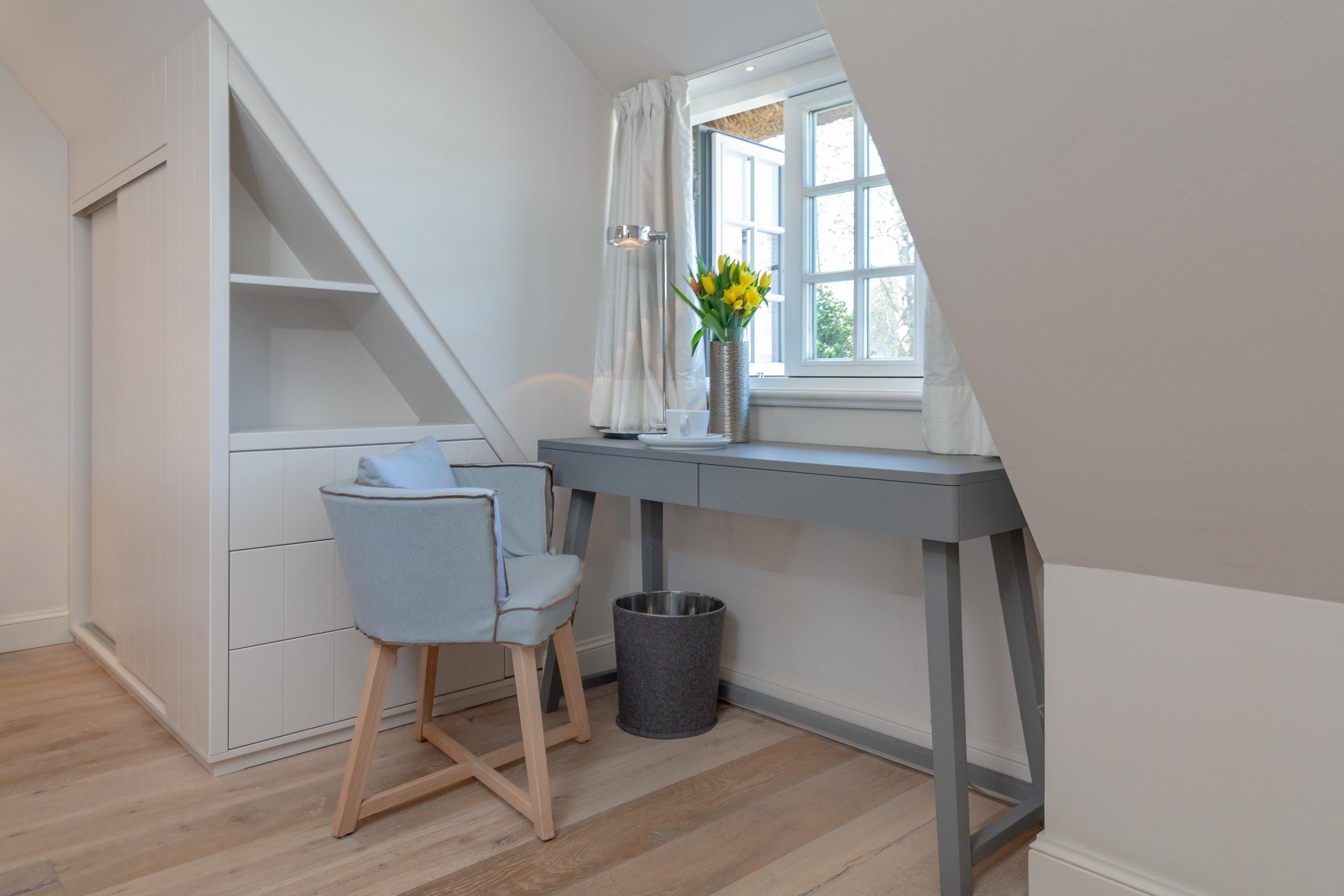 Tisch und Stuhl im Schlafzimmer in Ferienwohnung auf Sylt