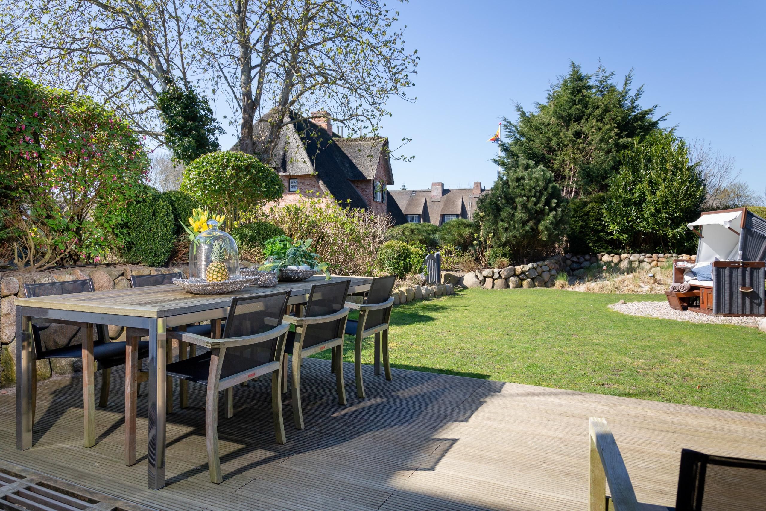 Terrasse und Garten mit Strandkorb in Ferienhaus auf Sylt