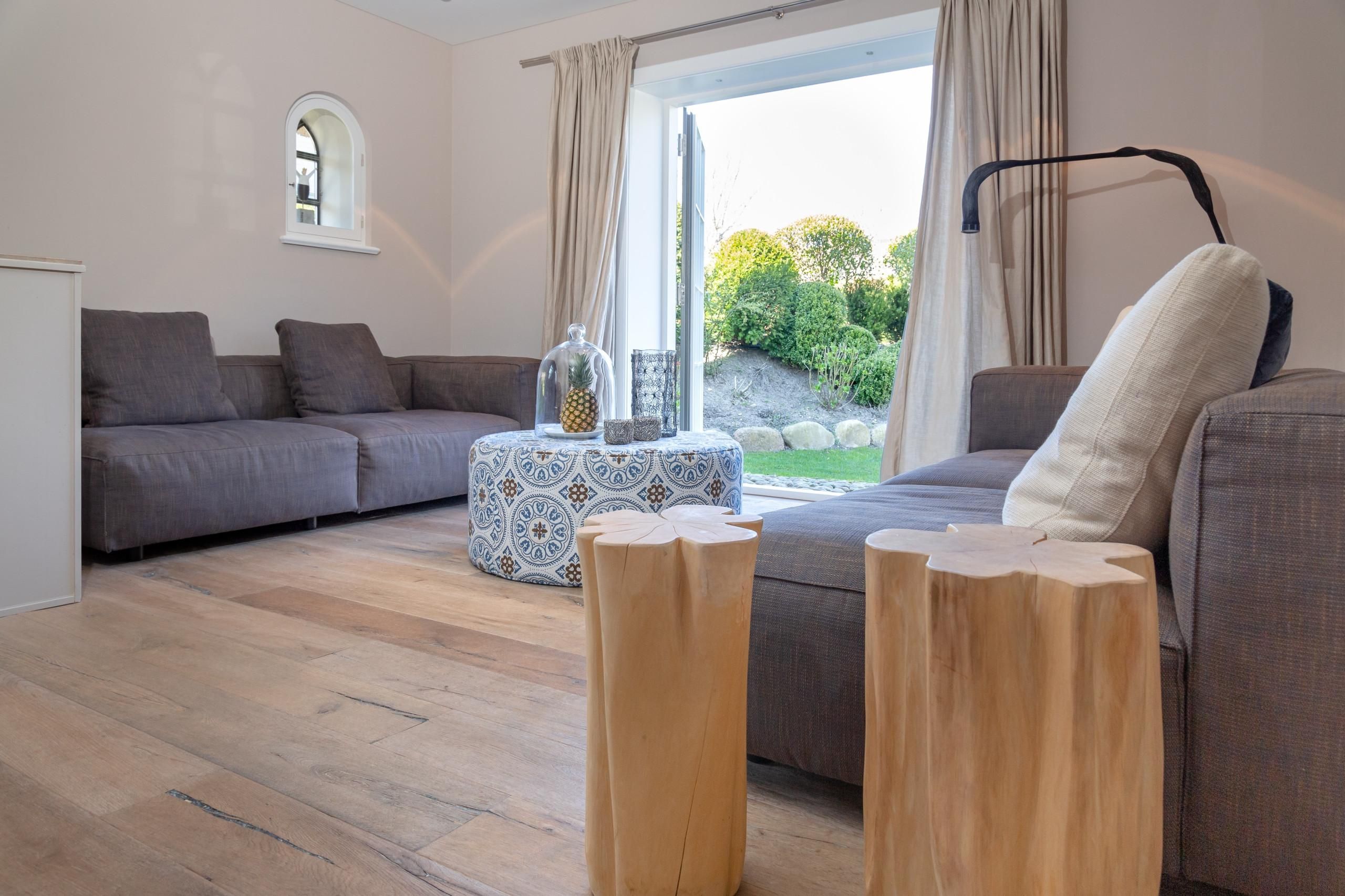 Wohnzimmer mit Sofa in Ferienhaus auf Sylt