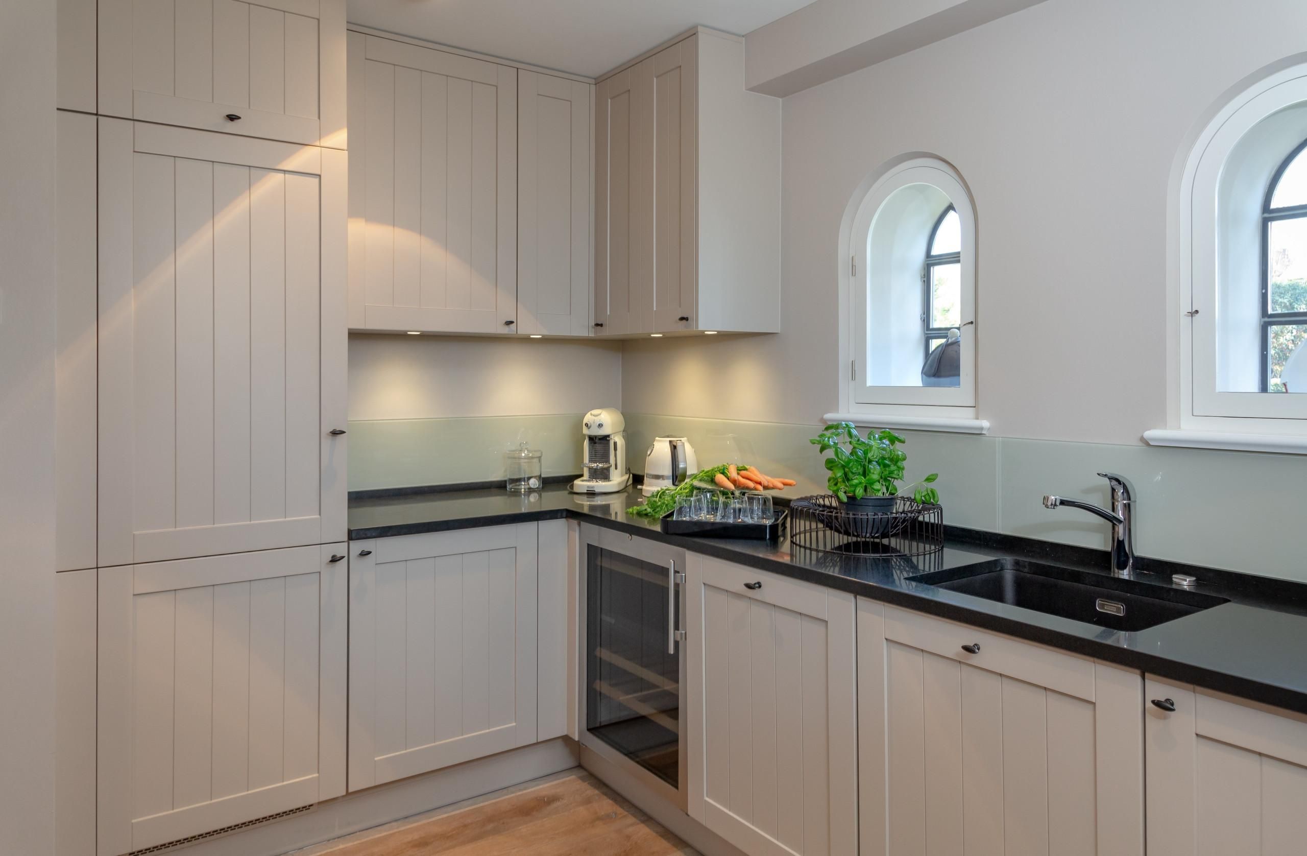 Küche mit Waschbecken in Ferienwohnung auf Sylt