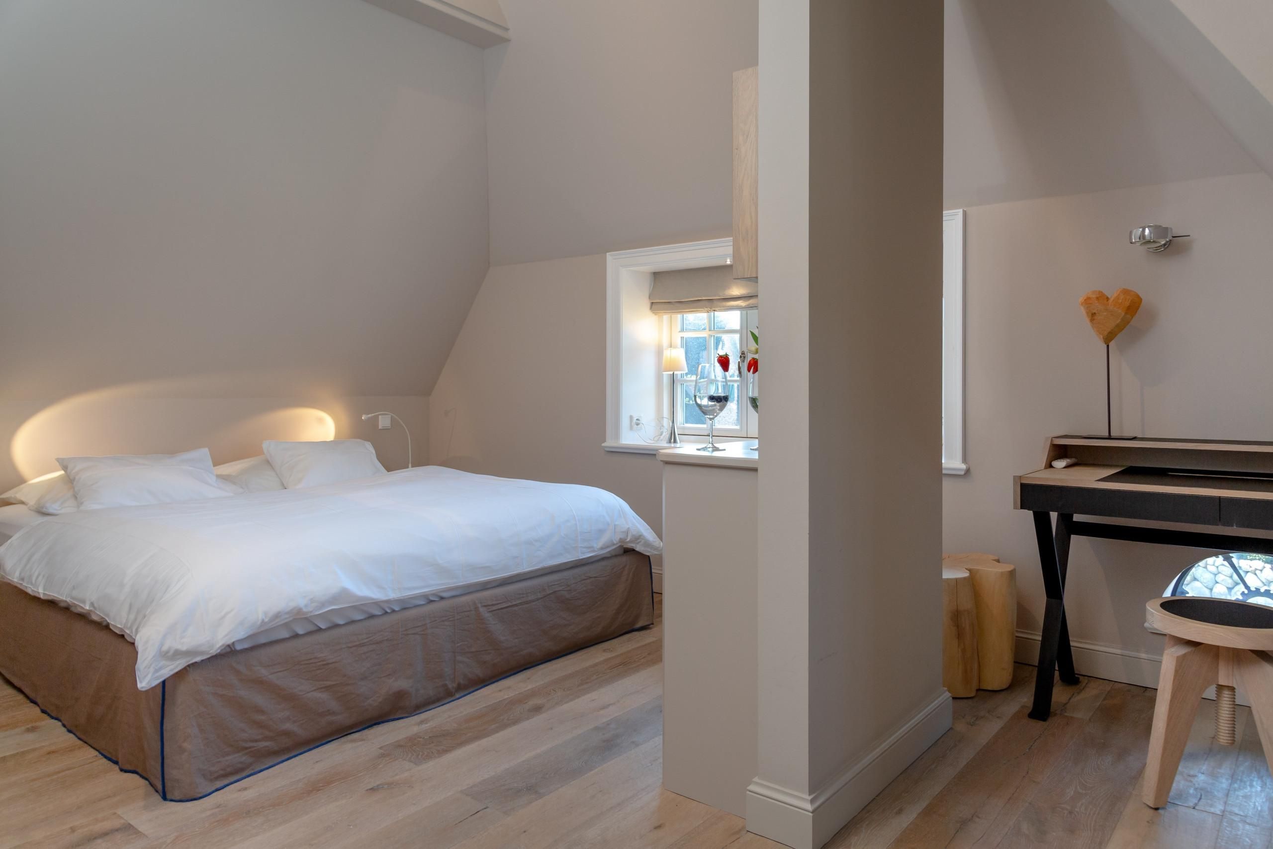 Doppelbett und Schreibtisch in Ferienwohnung auf Sylt