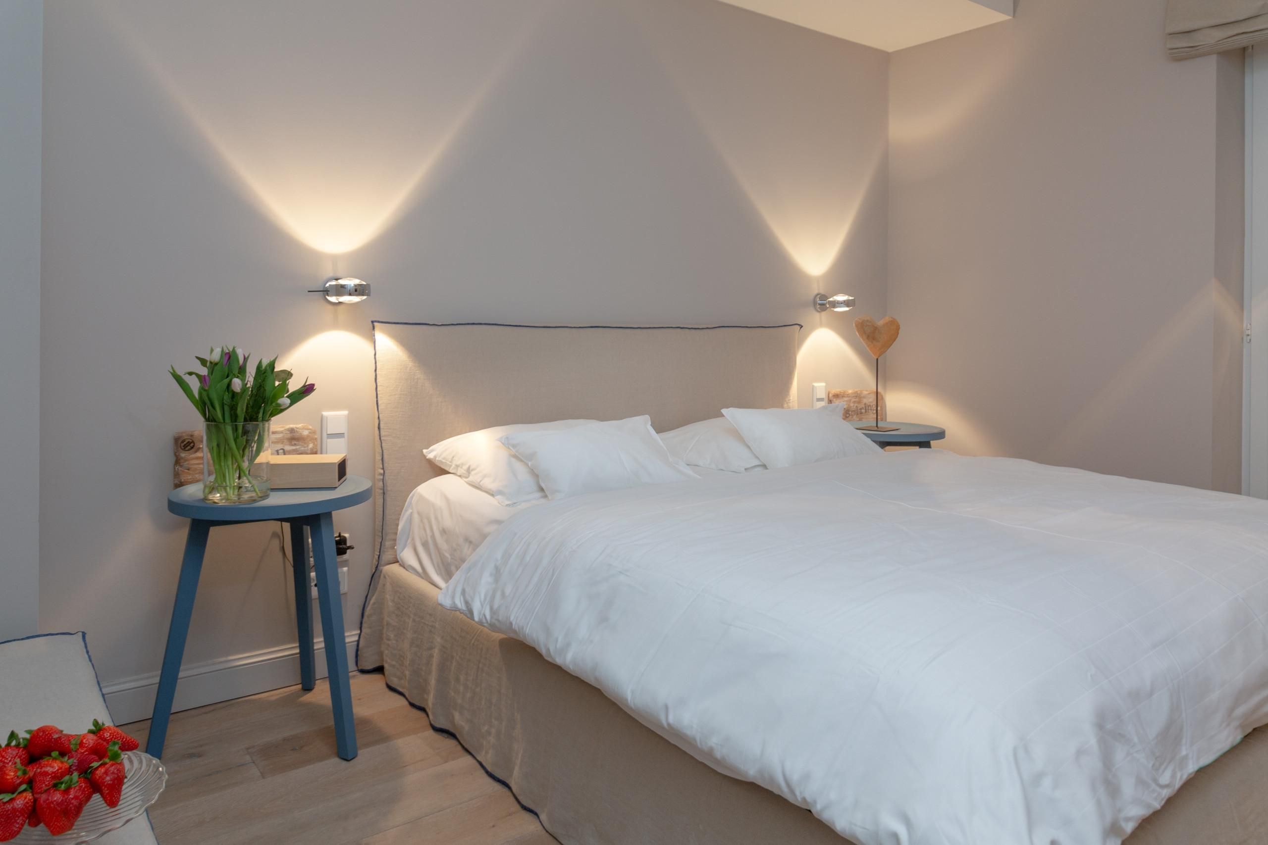 Doppelbett mit Nachttischlampen in Ferienwohnung auf Sylt