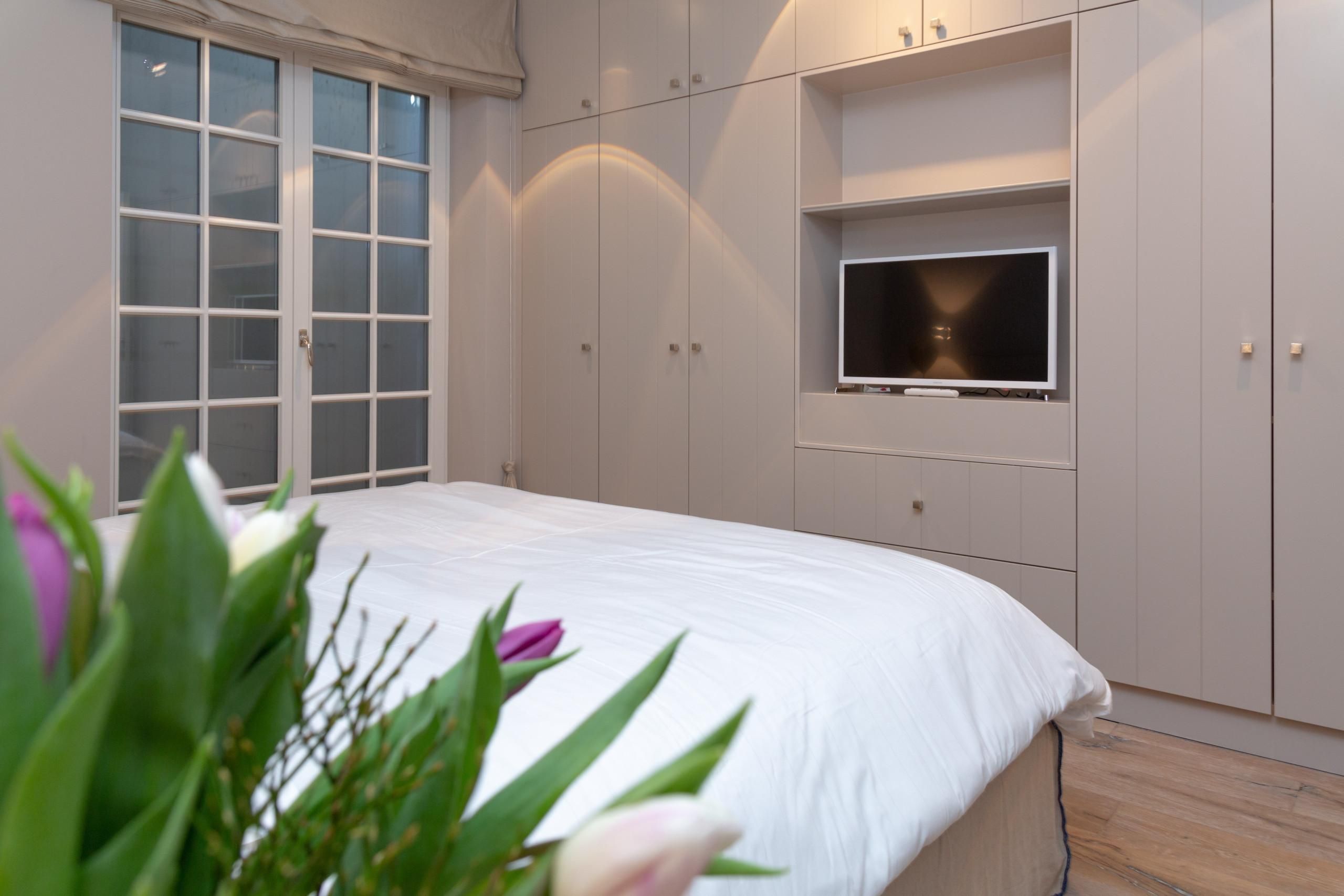 Schlafzimmer mit Fernseher in Ferienwohnung auf Sylt