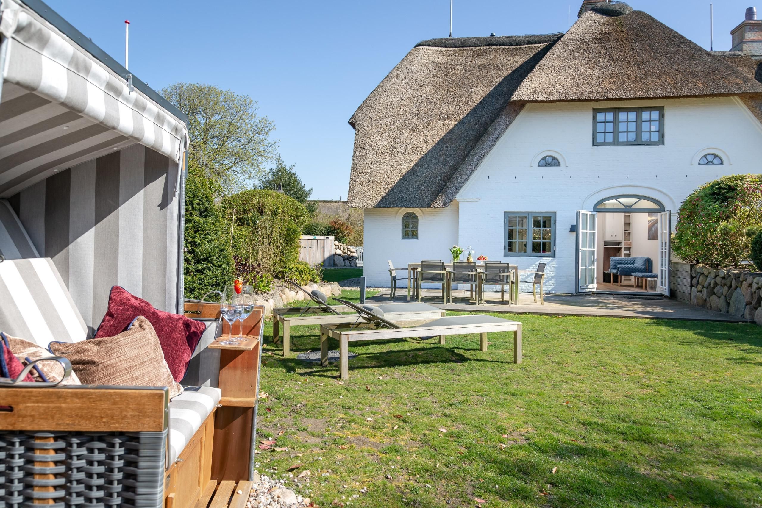 Haus mit Garten und Strandkorb auf Sylt