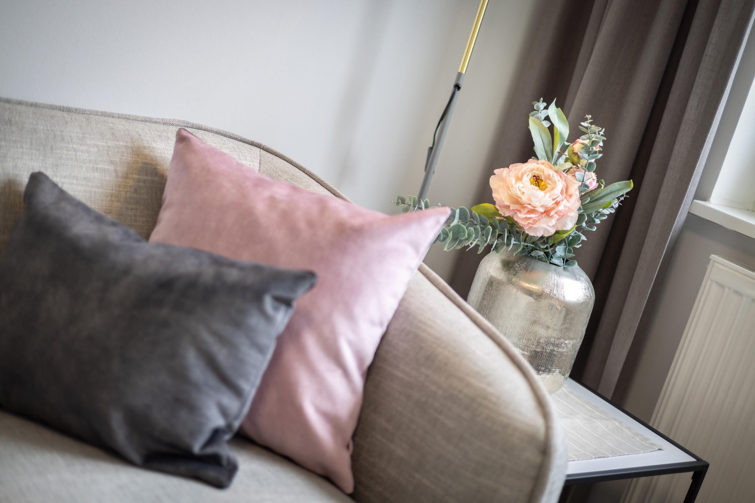 Vase und Sofa in Ferienwohnung auf Sylt