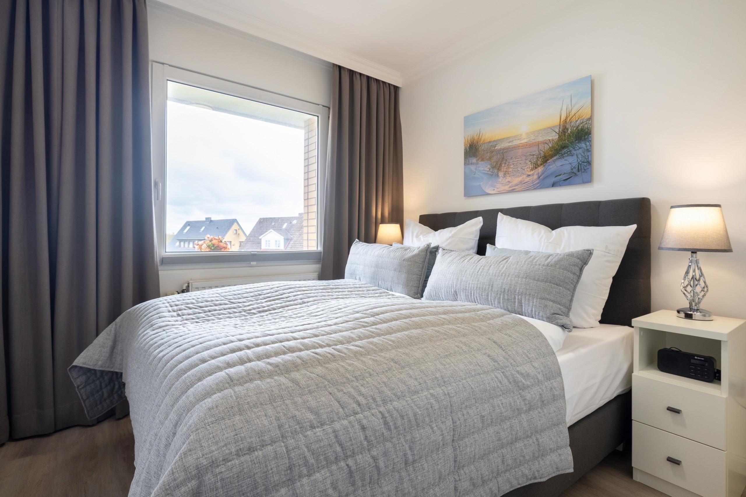 Doppelbett in Schlafzimmer in Ferienwohnung auf Sylt