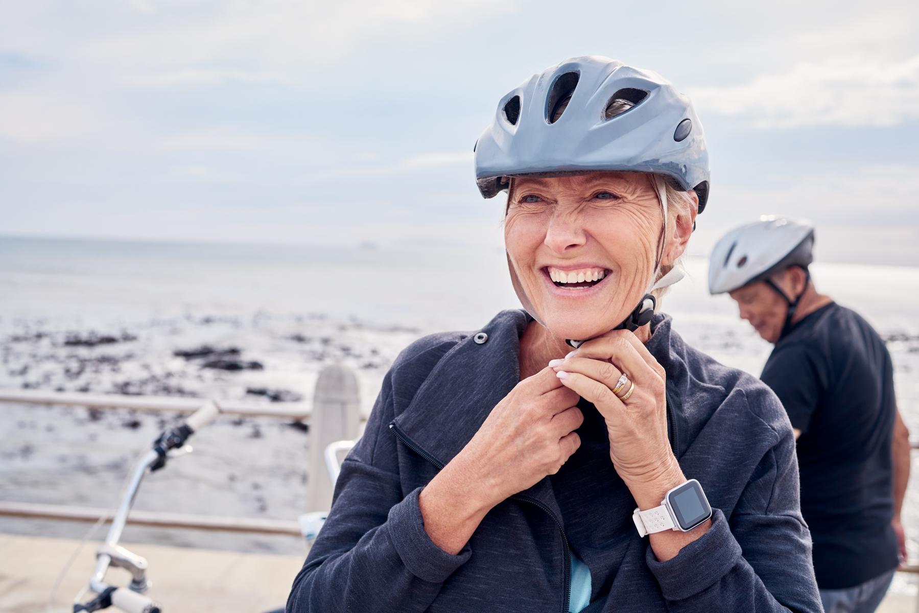 Glückliche Frau mit Fahrradhelm auf Sylt