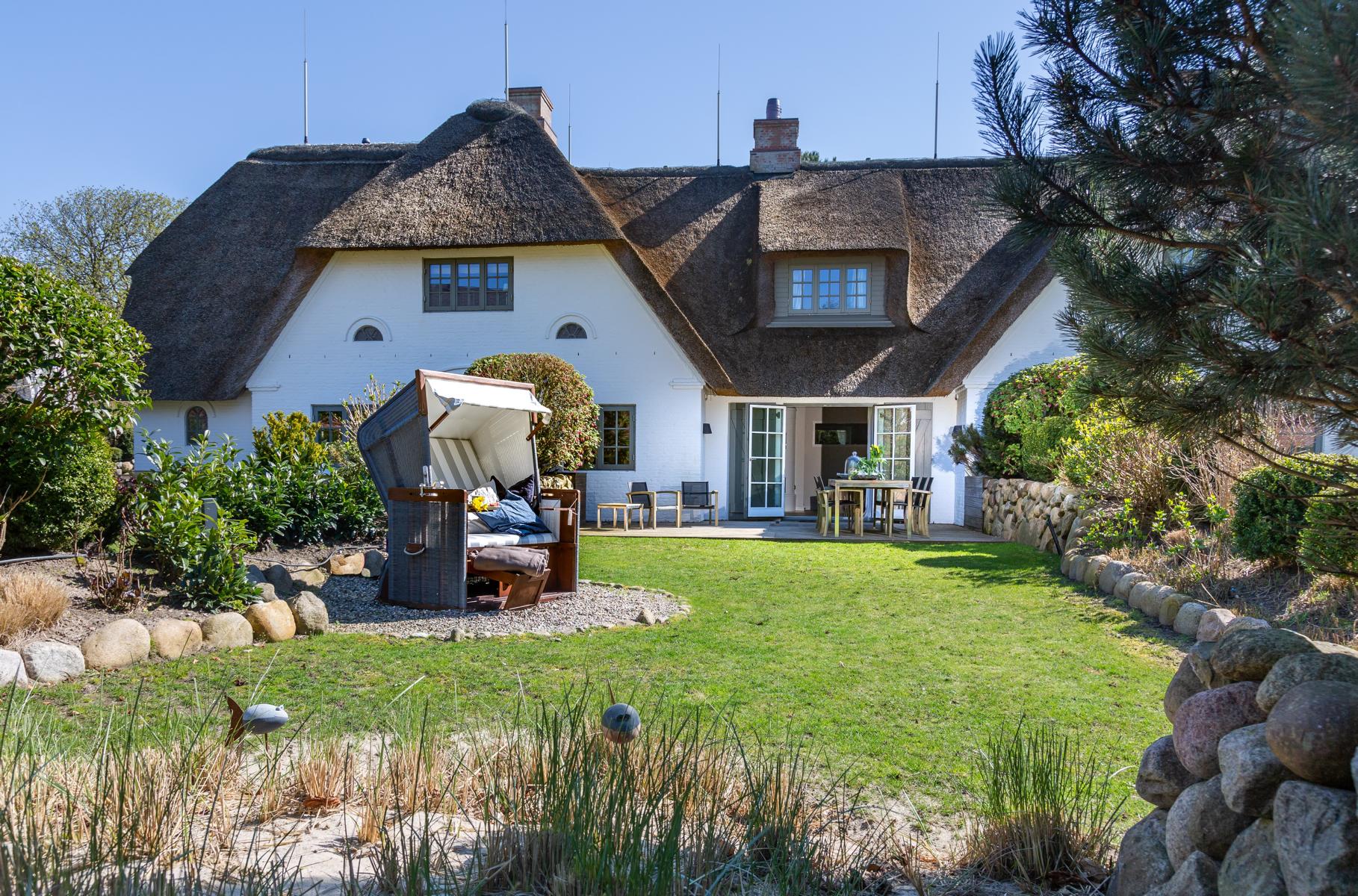 Ferienhaus mit Garten und Strandkorb auf Sylt