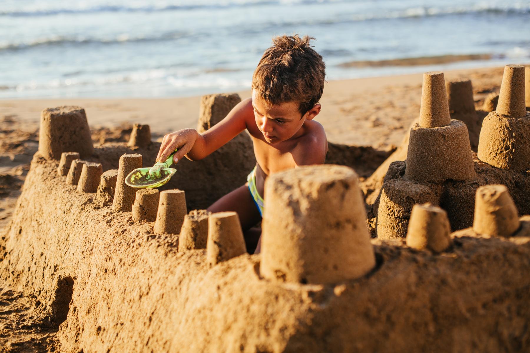 kleiner Junge der eine Sandburg baut Sylt