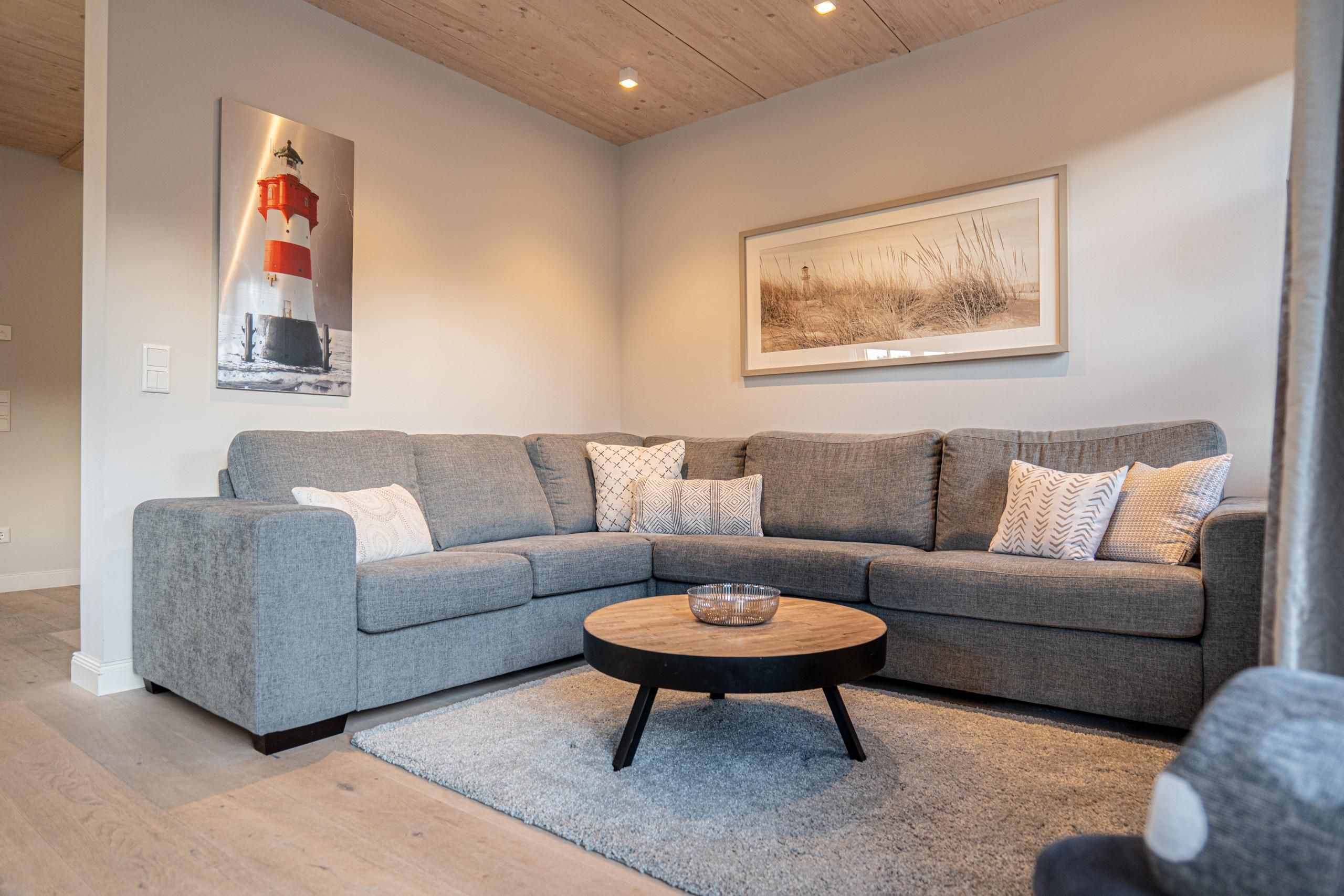 Wohnzimmer mit Sofa in Ferienwohnung auf Sylt