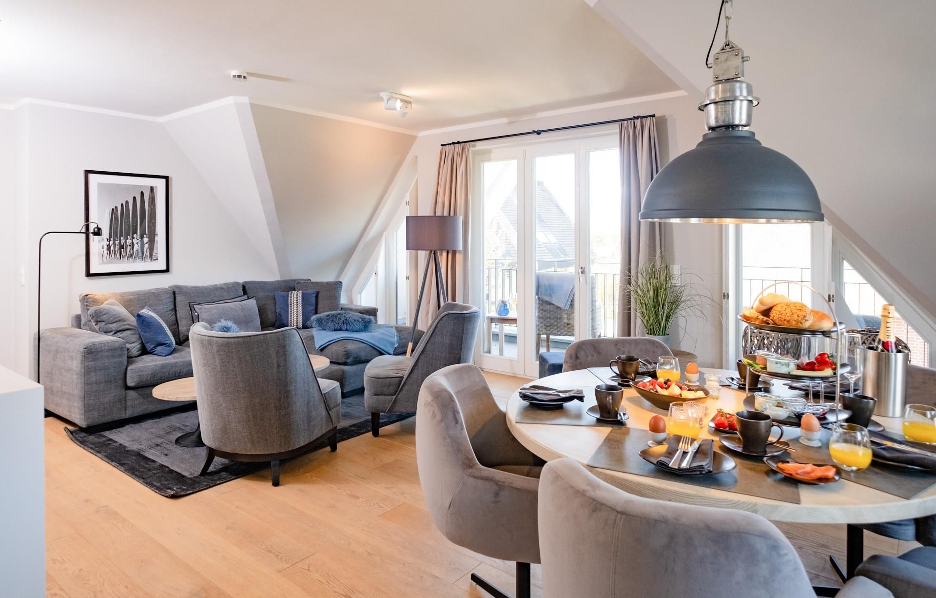 Wohnzimmer und Essbereich in Ferienwohnung auf Sylt