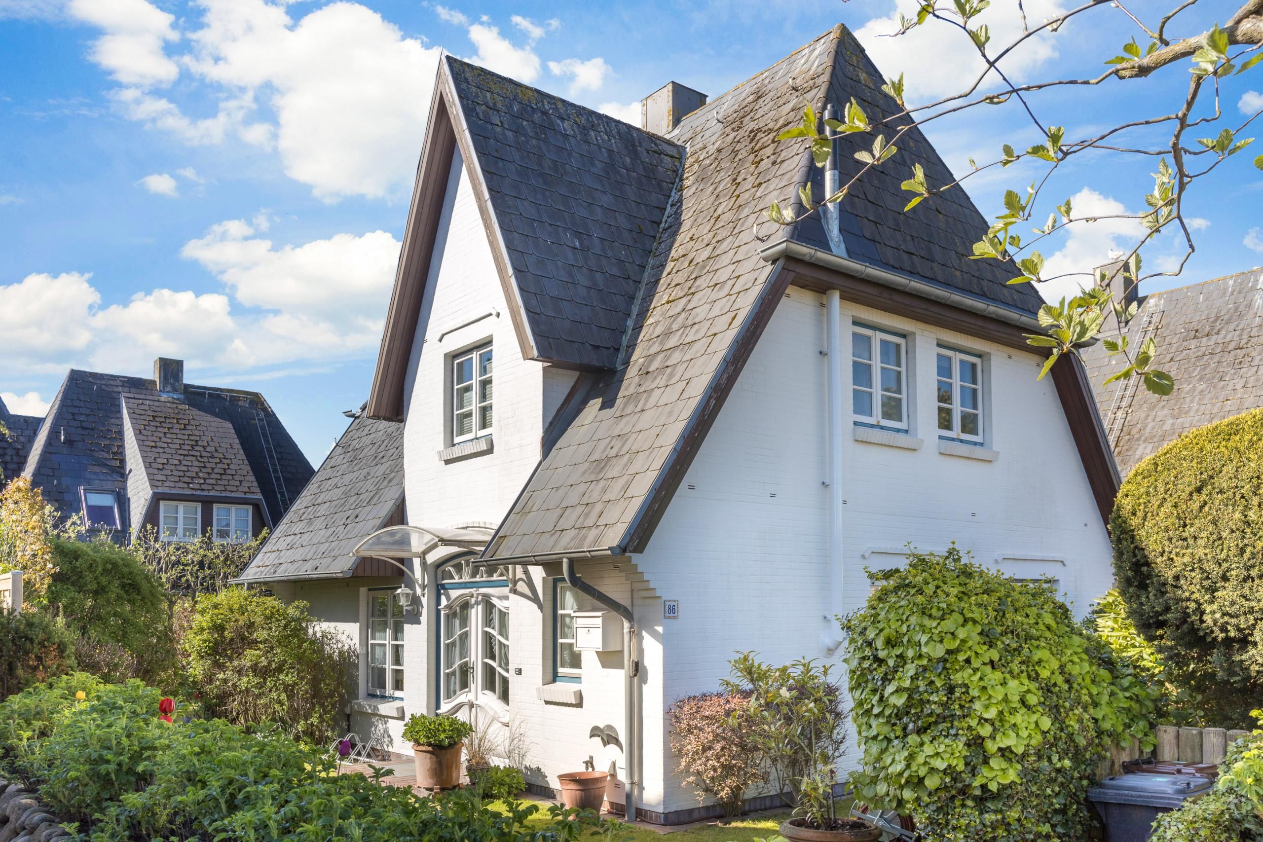 Ferienhaus und kleiner Vorgarten auf Sylt