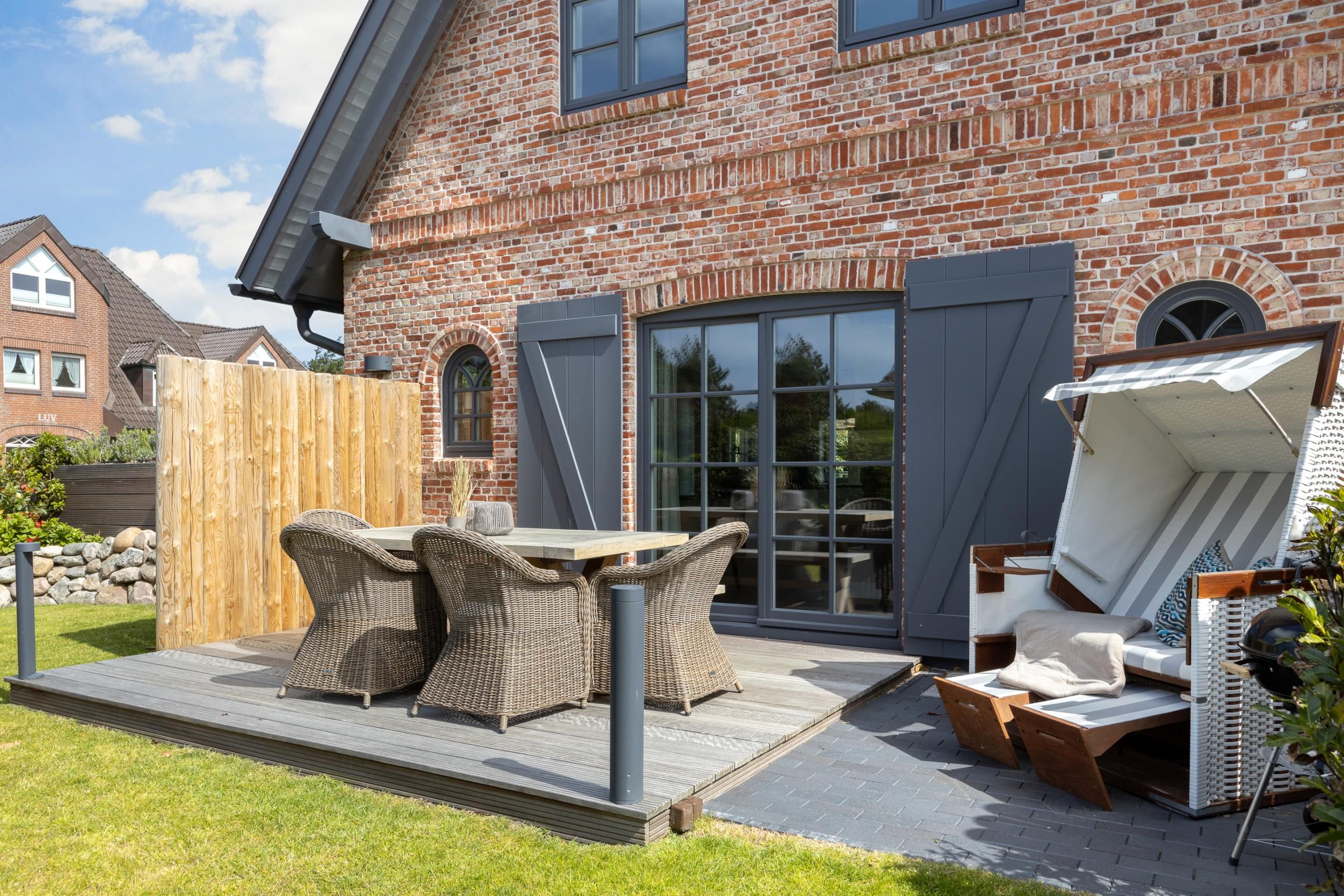 Garten und Terrasse mit Strandkorb in Ferienwohnung auf Sylt