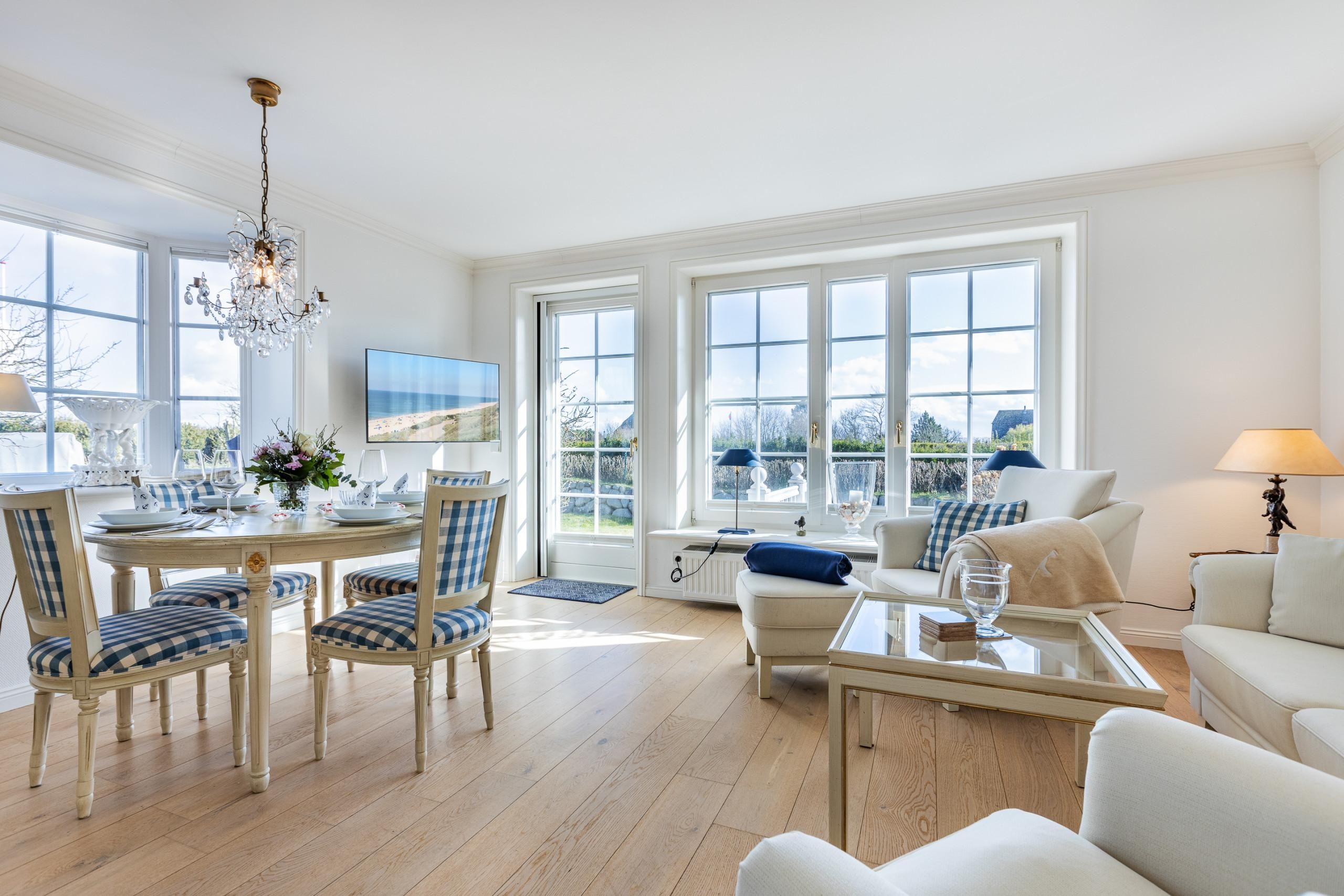 Wohnzimmer mit Sofa uns Tisch in Ferienwohnung auf Sylt