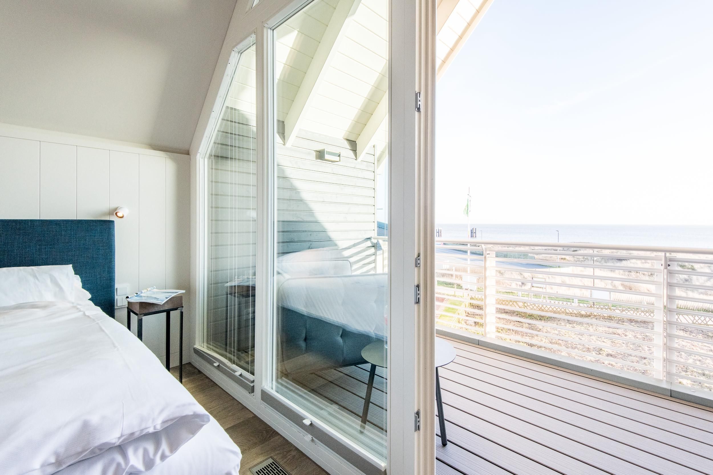 Balkon und Doppelbett in Ferienwohnung auf Sylt