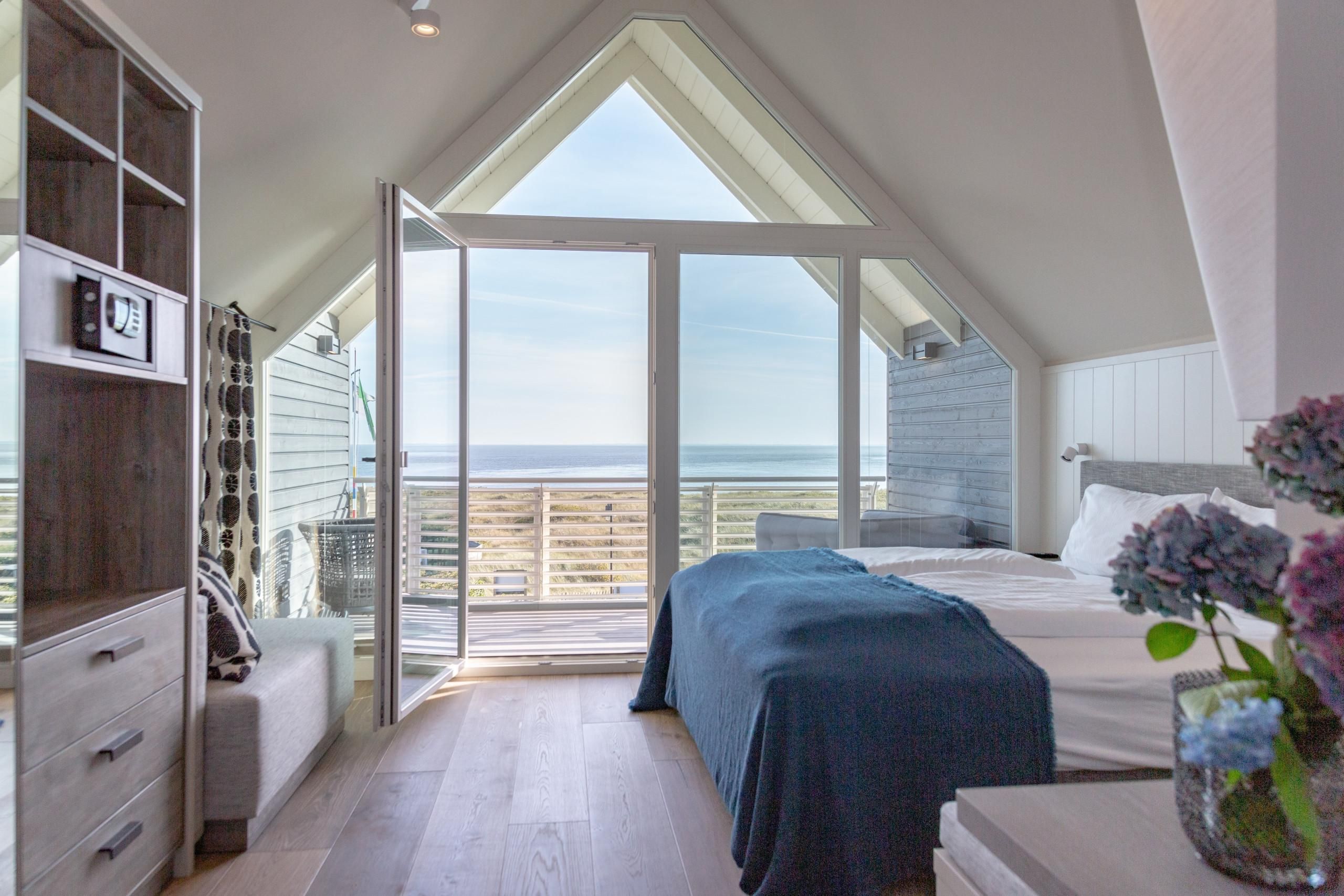 Balkon und Doppelbett in Ferienwohnung auf Sylt