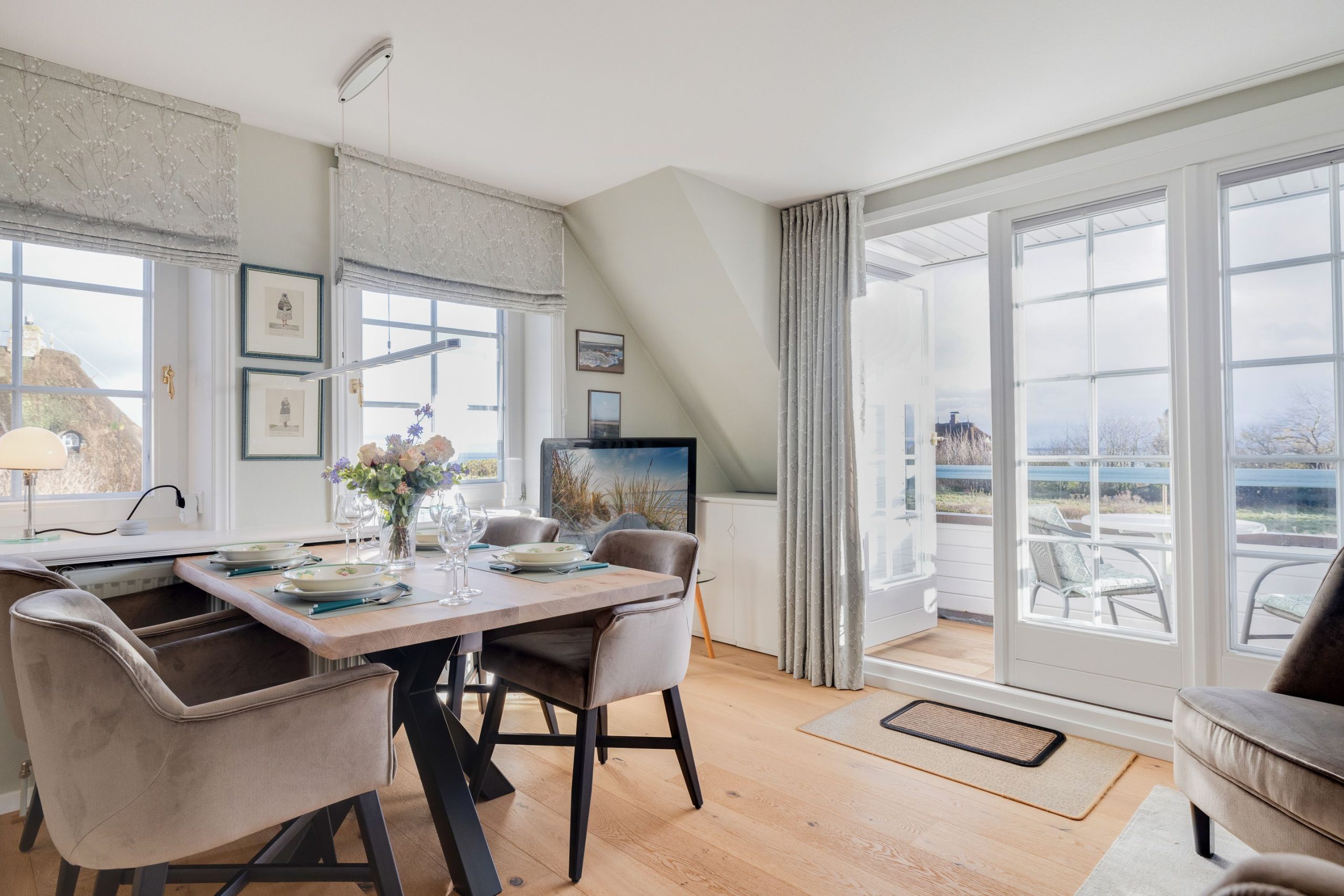 Essbereich und Fernseher in Ferienwohnung auf Sylt