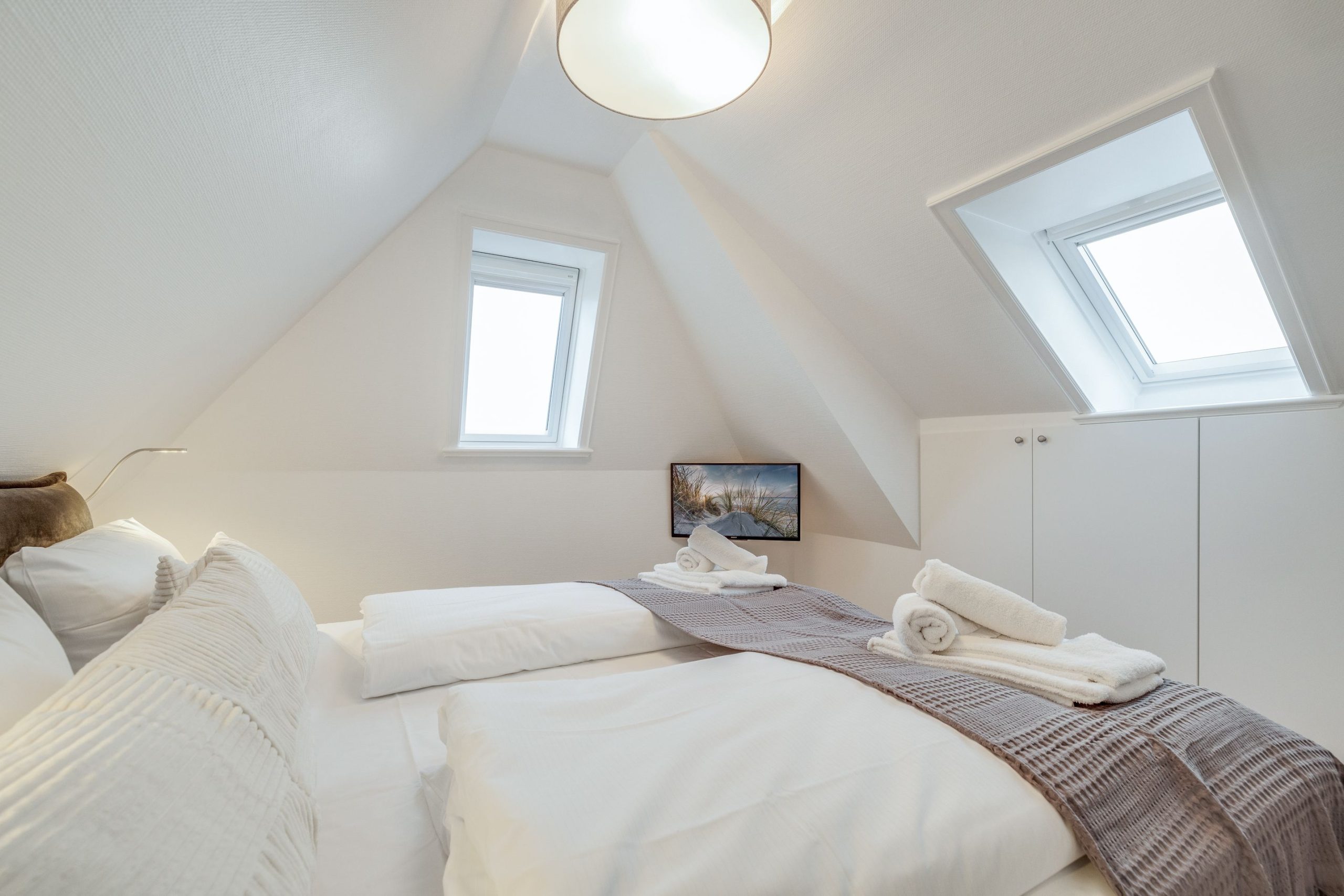 Doppelbett und Fernseher in Ferienhaus auf Sylt