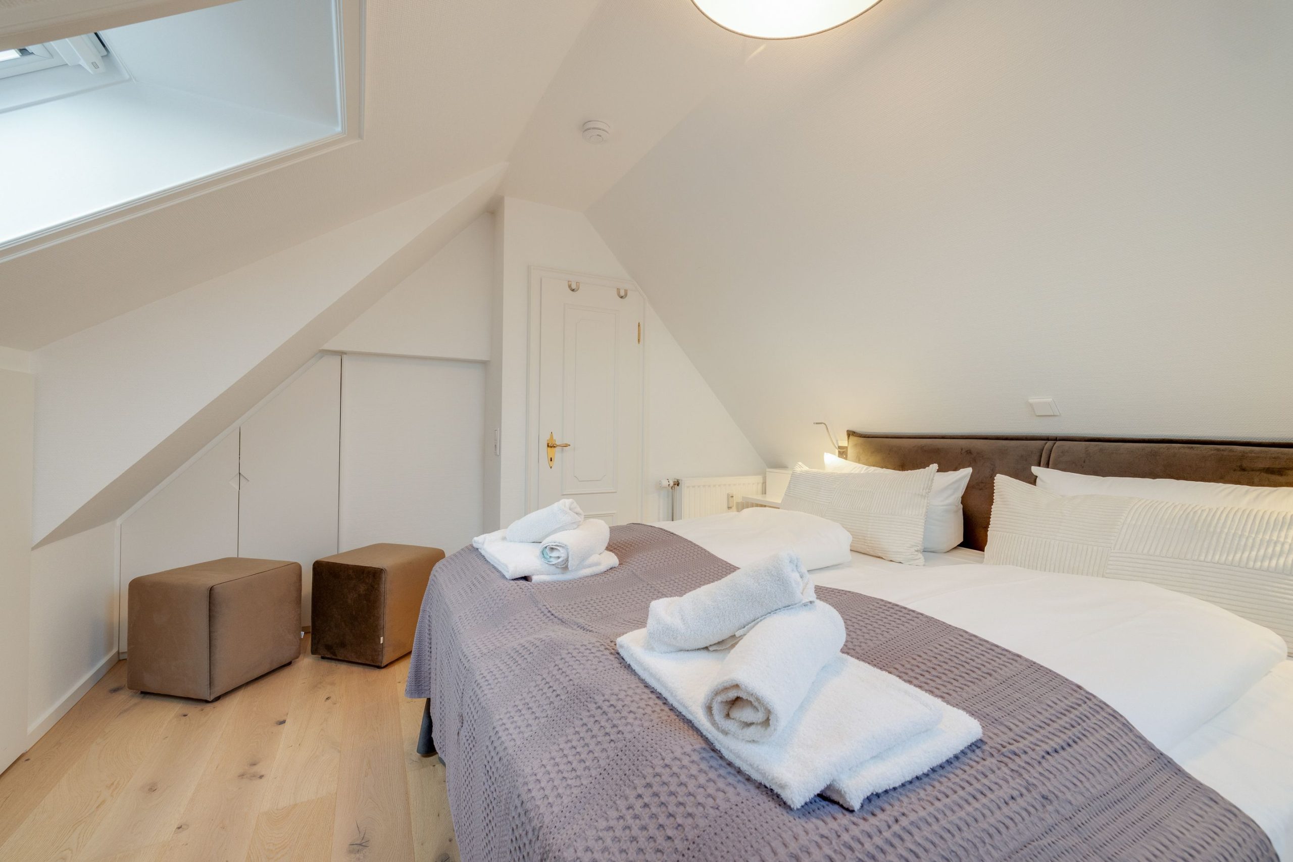 Doppelbett und Dachfenster in Ferienhaus auf Sylt