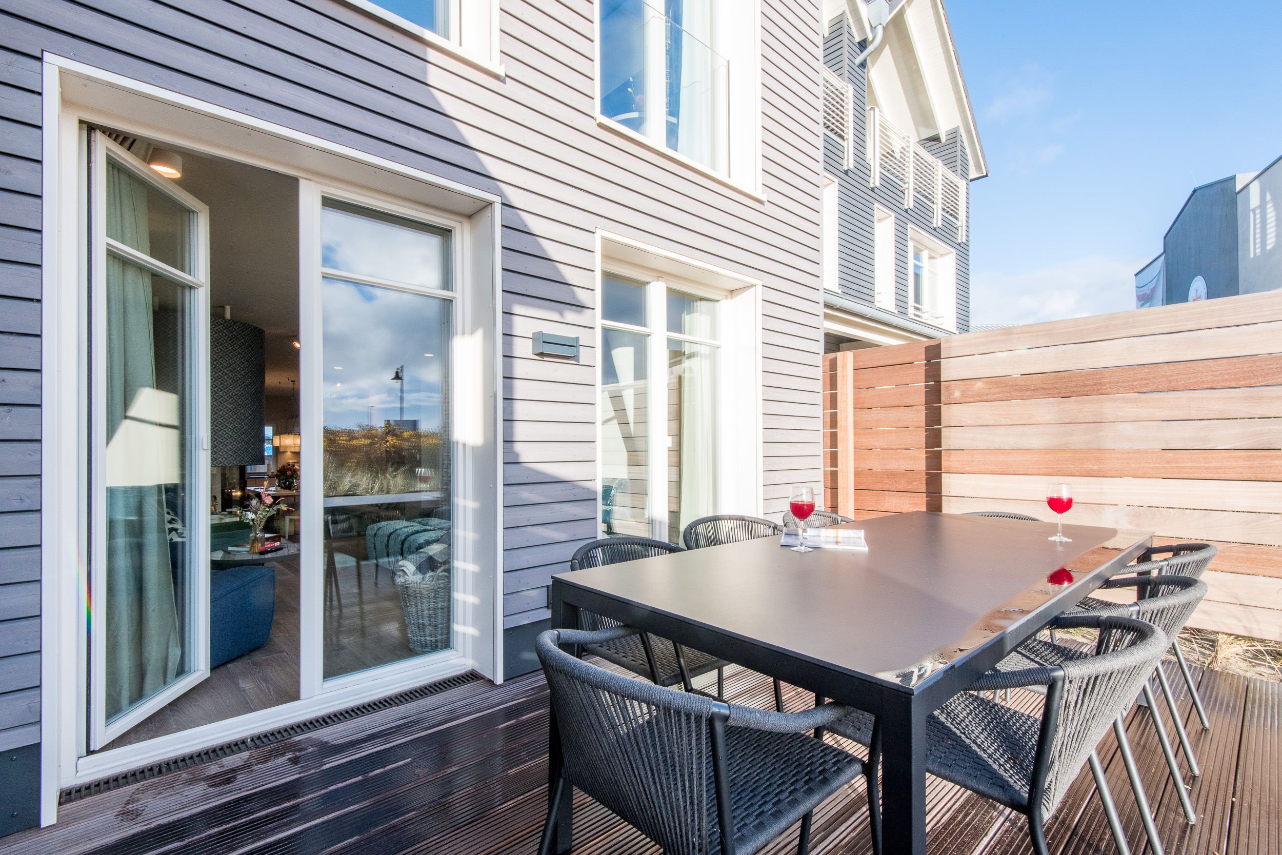 Terrasse mit Tisch in Ferienhaus auf Sylt