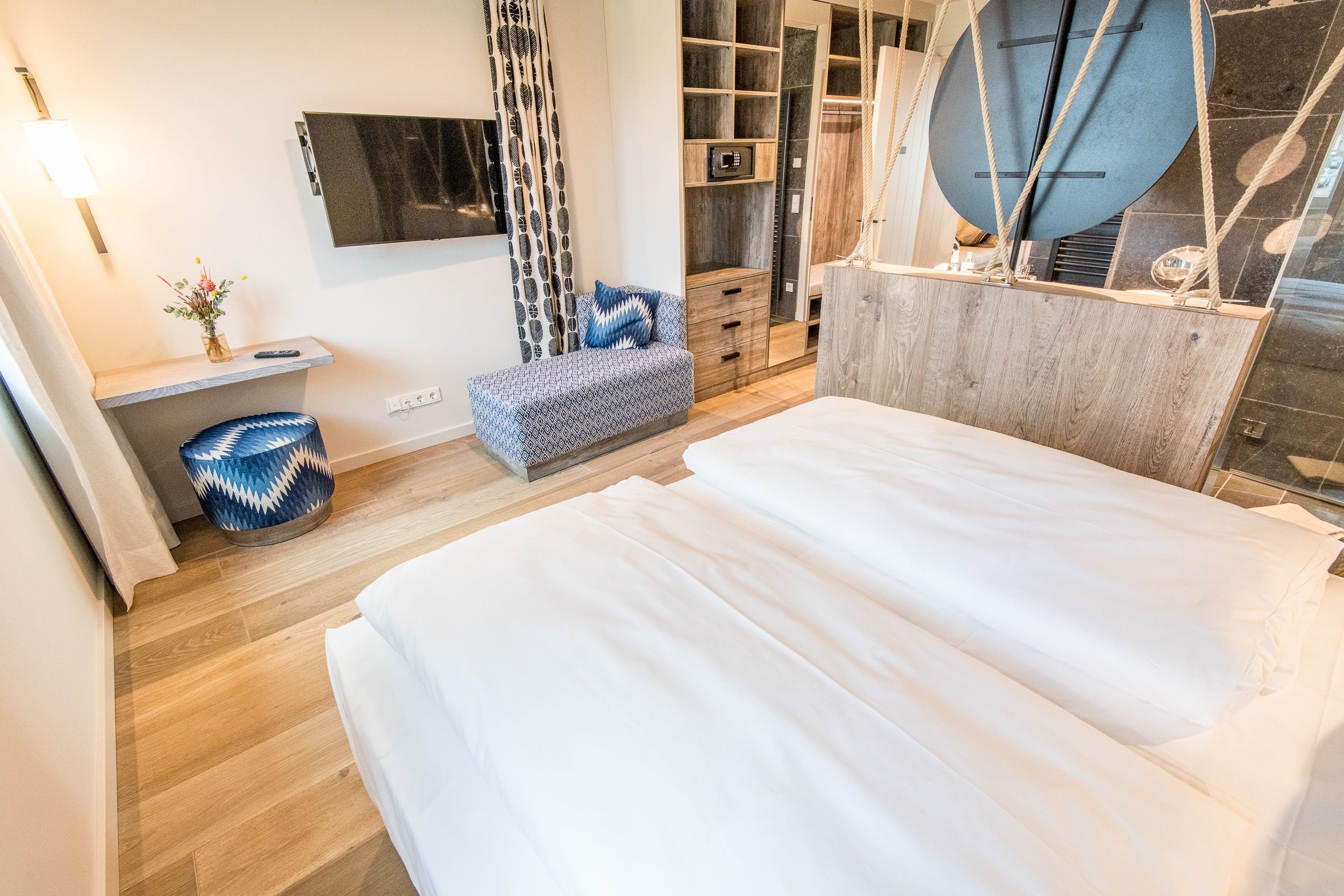 Doppelbett und Fernseher in Ferienhaus auf Sylt