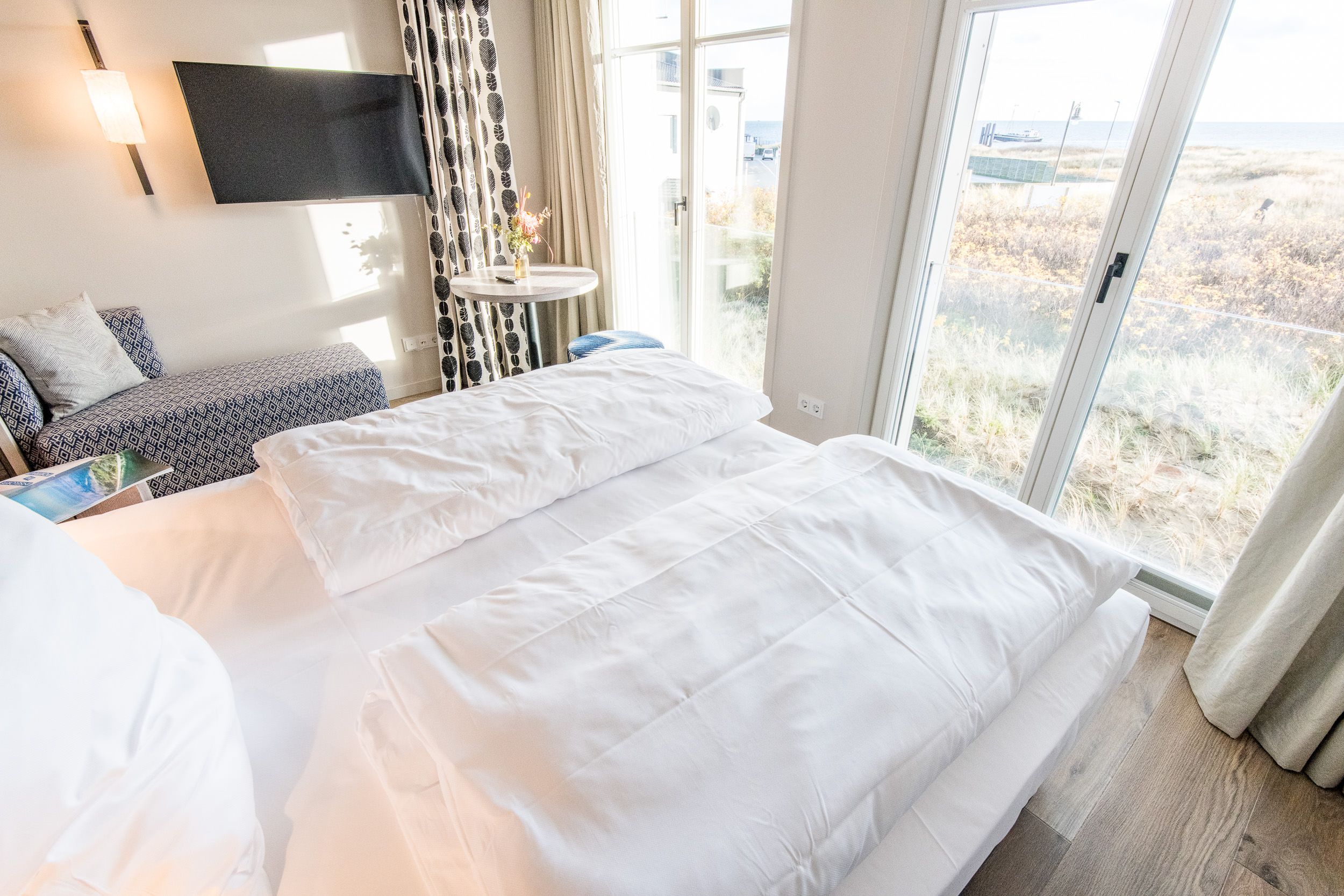 Doppelbett und Fernseher in Schlafzimmer in Ferienhaus auf Sylt