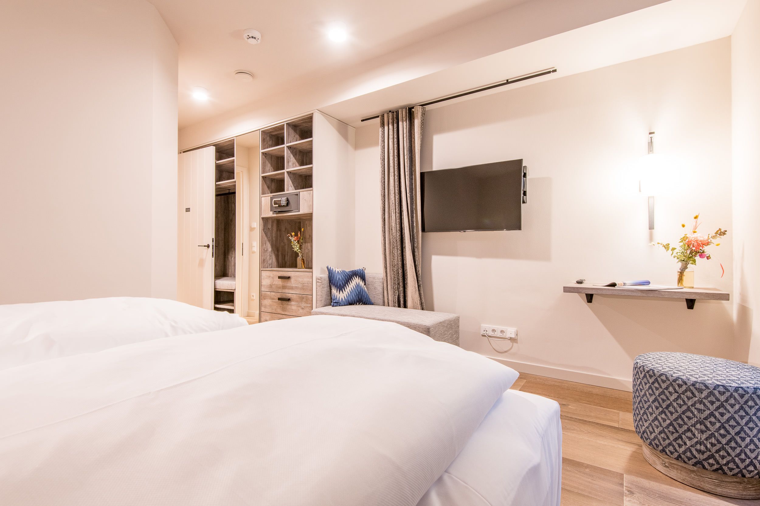 Doppelbett und Fernseher in Ferienhaus auf Sylt