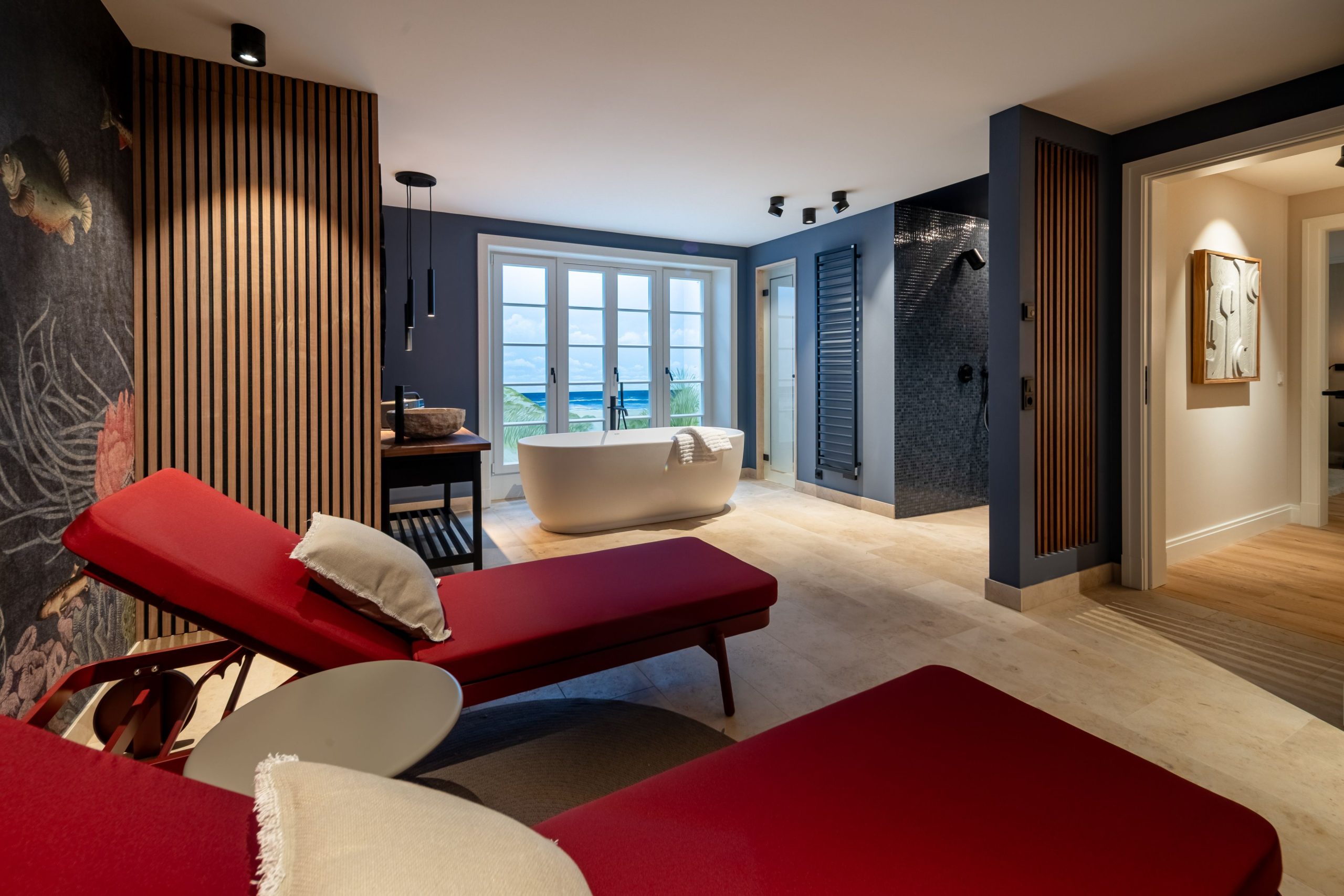 Badewanne und Liegen in Ferienhaus auf Sylt